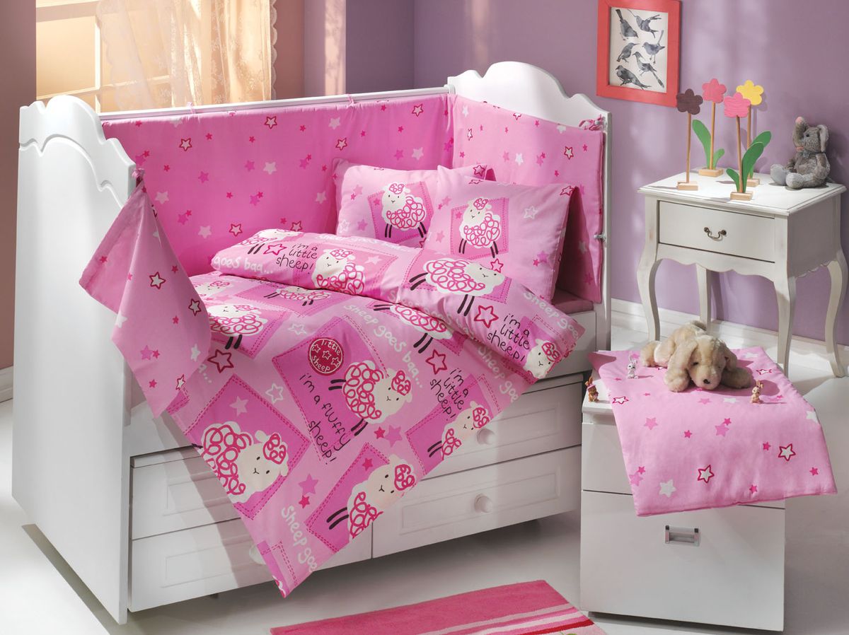 Комплект белья Hobby Home Collection Little Sheep, детский, наволочки 35x45, цвет: розовый1501000013 Комплект белья Hobby Home Collection Little Sheep, детский, наволочки 35x45, цвет: розовый1501000013Пододеяльник 1шт - 100x150 см. Простыня 1 шт - 100x150 см. Наволочка 2 шт - 35x45 см. Наволочка 1 шт - 40х60 см. По легенде этот материал впервые произвели во французской резиденции Папы Римского, городе Авиньон. За это ткань назвали поплином, что означает папский. По своим характеристикам она напоминает бязь, однако, на ощупь гораздо более мягкая и гладкая. Прекрасные потребительские качества обеспечили поплину популярность у розничного покупателя: ткань не выцветает и не мнется, ее можно не гладить вообще; не линяет и не деформируется при стирке до сорока градусов; на сто процентов состоит из натуральных хлопковых волокон;