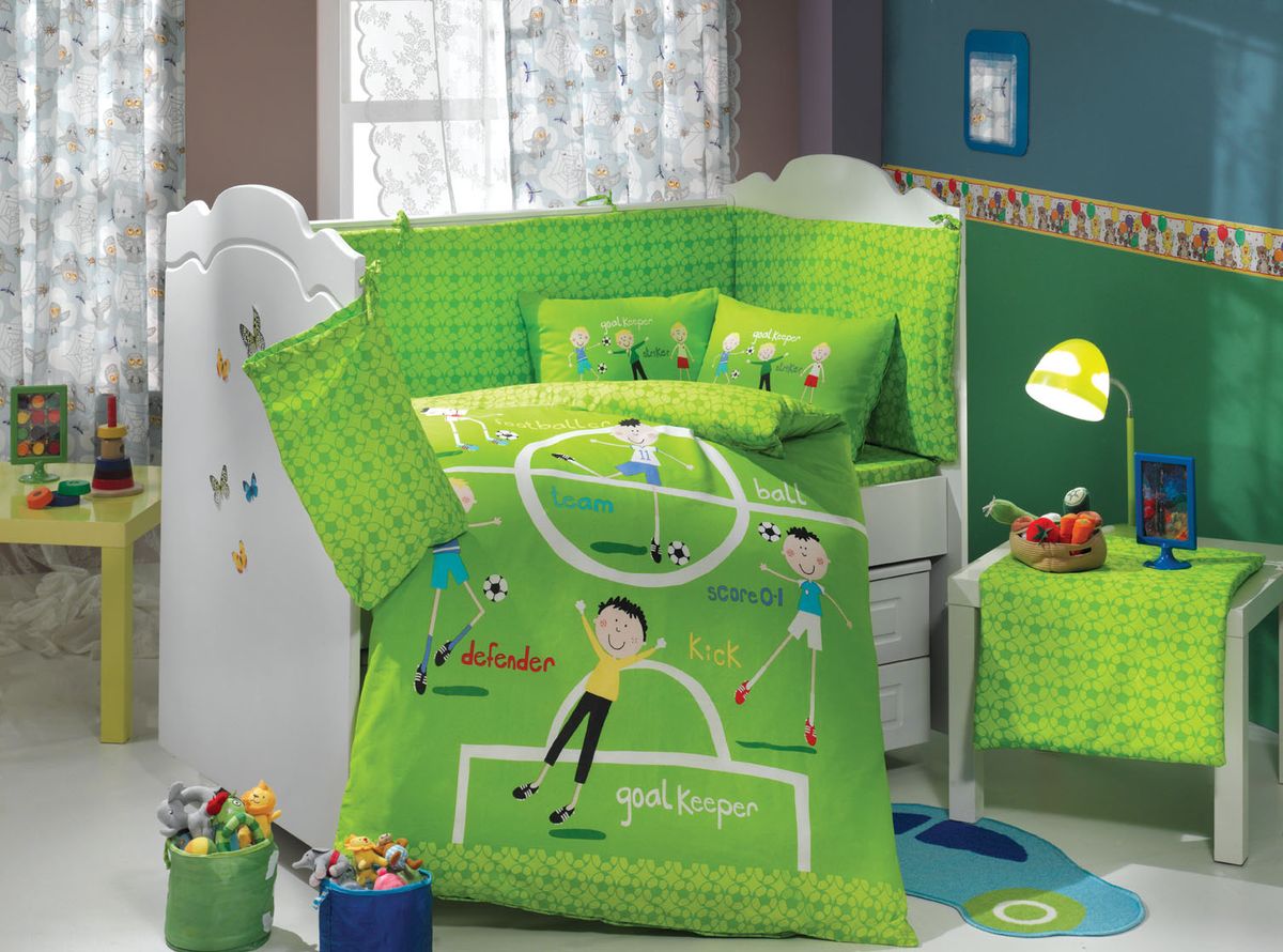 Комплект белья Hobby Home Collection Soccer, детский, наволочки 35x45, цвет: зеленый1501000016 Комплект белья Hobby Home Collection Soccer, детский, наволочки 35x45, цвет: зеленый1501000016Пододеяльник 1шт - 100x150 см. Простыня 1 шт - 100x150 см. Наволочка 2 шт - 35x45 см. Наволочка 1 шт - 40х60 см. По легенде этот материал впервые произвели во французской резиденции Папы Римского, городе Авиньон. За это ткань назвали поплином, что означает папский. По своим характеристикам она напоминает бязь, однако, на ощупь гораздо более мягкая и гладкая. Прекрасные потребительские качества обеспечили поплину популярность у розничного покупателя: ткань не выцветает и не мнется, ее можно не гладить вообще; не линяет и не деформируется при стирке до сорока градусов; на сто процентов состоит из натуральных хлопковых волокон;