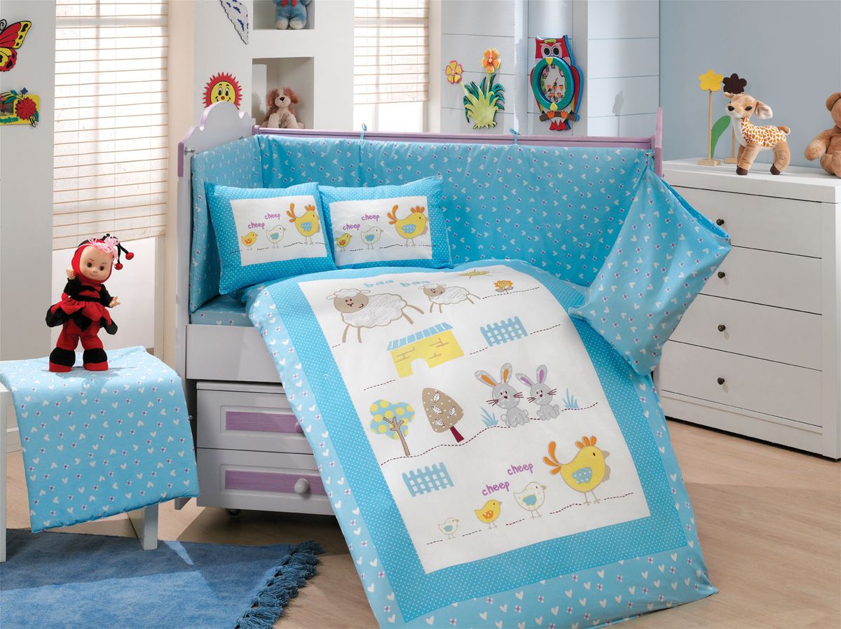 Комплект белья Hobby Home Collection Zoo, детский, наволочки 35x45, цвет: синий1501000017 Комплект белья Hobby Home Collection Zoo, детский, наволочки 35x45, цвет: синий1501000017Пододеяльник 1шт - 100x150 см. Простыня 1 шт - 100x150 см. Наволочка 2 шт - 35x45 см. Наволочка 1 шт - 40х60 см. По легенде этот материал впервые произвели во французской резиденции Папы Римского, городе Авиньон. За это ткань назвали поплином, что означает папский. По своим характеристикам она напоминает бязь, однако, на ощупь гораздо более мягкая и гладкая. Прекрасные потребительские качества обеспечили поплину популярность у розничного покупателя: ткань не выцветает и не мнется, ее можно не гладить вообще; не линяет и не деформируется при стирке до сорока градусов; на сто процентов состоит из натуральных хлопковых волокон;