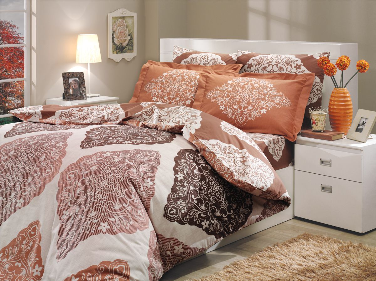 Комплект белья Hobby Home Collection Amanda, 1,5-спальный, наволочки 50x70, 70x70, цвет: коричневый1501000030 Комплект белья Hobby Home Collection Amanda, 1,5-спальный, наволочки 50x70, 70x70, цвет: коричневый1501000030Комплект белья Hobby Home Collection состоит из простыни, пододеяльника и 2 наволочек. Белье выполнено из поплина - это ткань из 100% натурального хлопка. По легенде этот материал впервые произвели во французской резиденции Папы Римского, городе Авиньон. За это ткань назвали поплином, что означает папский. По своим характеристикам она напоминает бязь, однако, на ощупь гораздо более мягкая и гладкая. Прекрасные потребительские качества обеспечили поплину популярность у розничного покупателя: ткань не выцветает и не мнется, ее можно не гладить вообще; не линяет и не деформируется при стирке до сорока градусов; на сто процентов состоит из натуральных хлопковых волокон.