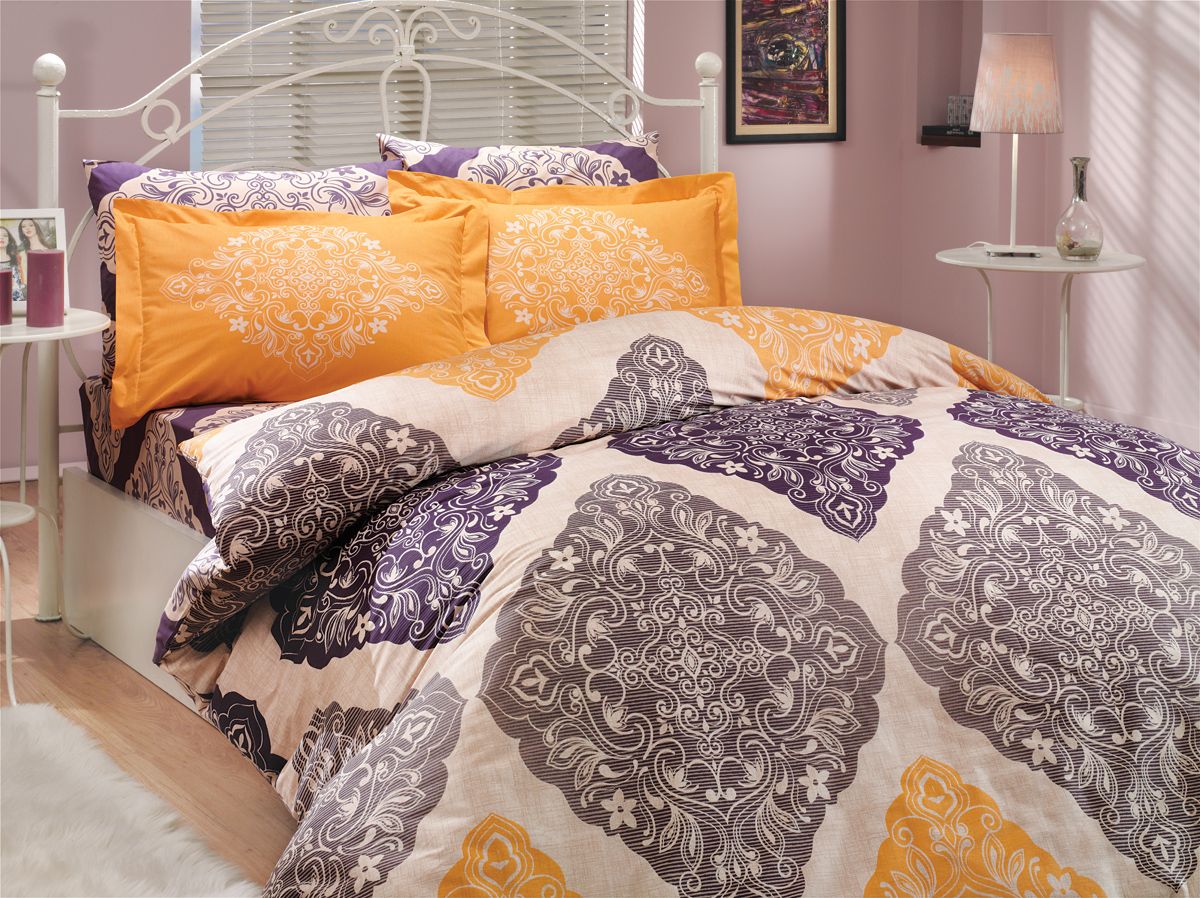 Комплект белья Hobby Home Collection Amanda, 1,5-спальный, наволочки 50x70, 70x70, цвет: фиолетовый1501000036 Комплект белья Hobby Home Collection Amanda, 1,5-спальный, наволочки 50x70, 70x70, цвет: фиолетовый1501000036Комплект белья Hobby Home Collection состоит из простыни, пододеяльника и 2 наволочек. Белье выполнено из поплина - это ткань из 100% натурального хлопка. По легенде этот материал впервые произвели во французской резиденции Папы Римского, городе Авиньон. За это ткань назвали поплином, что означает папский. По своим характеристикам она напоминает бязь, однако, на ощупь гораздо более мягкая и гладкая. Прекрасные потребительские качества обеспечили поплину популярность у розничного покупателя: ткань не выцветает и не мнется, ее можно не гладить вообще; не линяет и не деформируется при стирке до сорока градусов; на сто процентов состоит из натуральных хлопковых волокон.