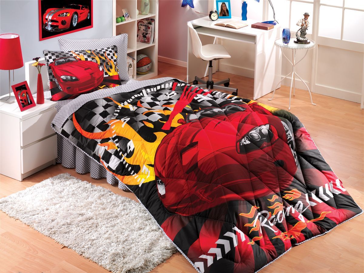 Комплект белья Hobby Home Collection Car Racing, 1,5-спальный, наволочки 50x70, 70x70, цвет: красный1501000073 Комплект белья Hobby Home Collection Car Racing, 1,5-спальный, наволочки 50x70, 70x70, цвет: красный1501000073По легенде этот материал впервые произвели во французской резиденции Папы Римского, городе Авиньон. За это ткань назвали поплином, что означает папский. По своим характеристикам она напоминает бязь, однако, на ощупь гораздо более мягкая и гладкая. Прекрасные потребительские качества обеспечили поплину популярность у розничного покупателя: ткань не выцветает и не мнется, ее можно не гладить вообще; не линяет и не деформируется при стирке до сорока градусов; на сто процентов состоит из натуральных хлопковых волокон;