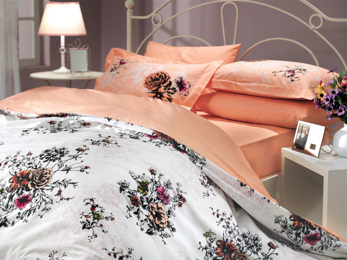 Комплект белья Hobby Home Collection Carmen, евро, наволочки 50x70, 70x70, цвет: персиковый1501000083 Комплект белья Hobby Home Collection Carmen, евро, наволочки 50x70, 70x70, цвет: персиковый1501000083Комплект белья Hobby Home Collection состоит из простыни, пододеяльника и 4 наволочек. Белье выполнено из поплина - это ткань из 100% натурального хлопка. По легенде этот материал впервые произвели во французской резиденции Папы Римского, городе Авиньон. За это ткань назвали поплином, что означает папский. По своим характеристикам она напоминает бязь, однако, на ощупь гораздо более мягкая и гладкая. Прекрасные потребительские качества обеспечили поплину популярность у розничного покупателя: ткань не выцветает и не мнется, ее можно не гладить вообще; не линяет и не деформируется при стирке до сорока градусов; на сто процентов состоит из натуральных хлопковых волокон.