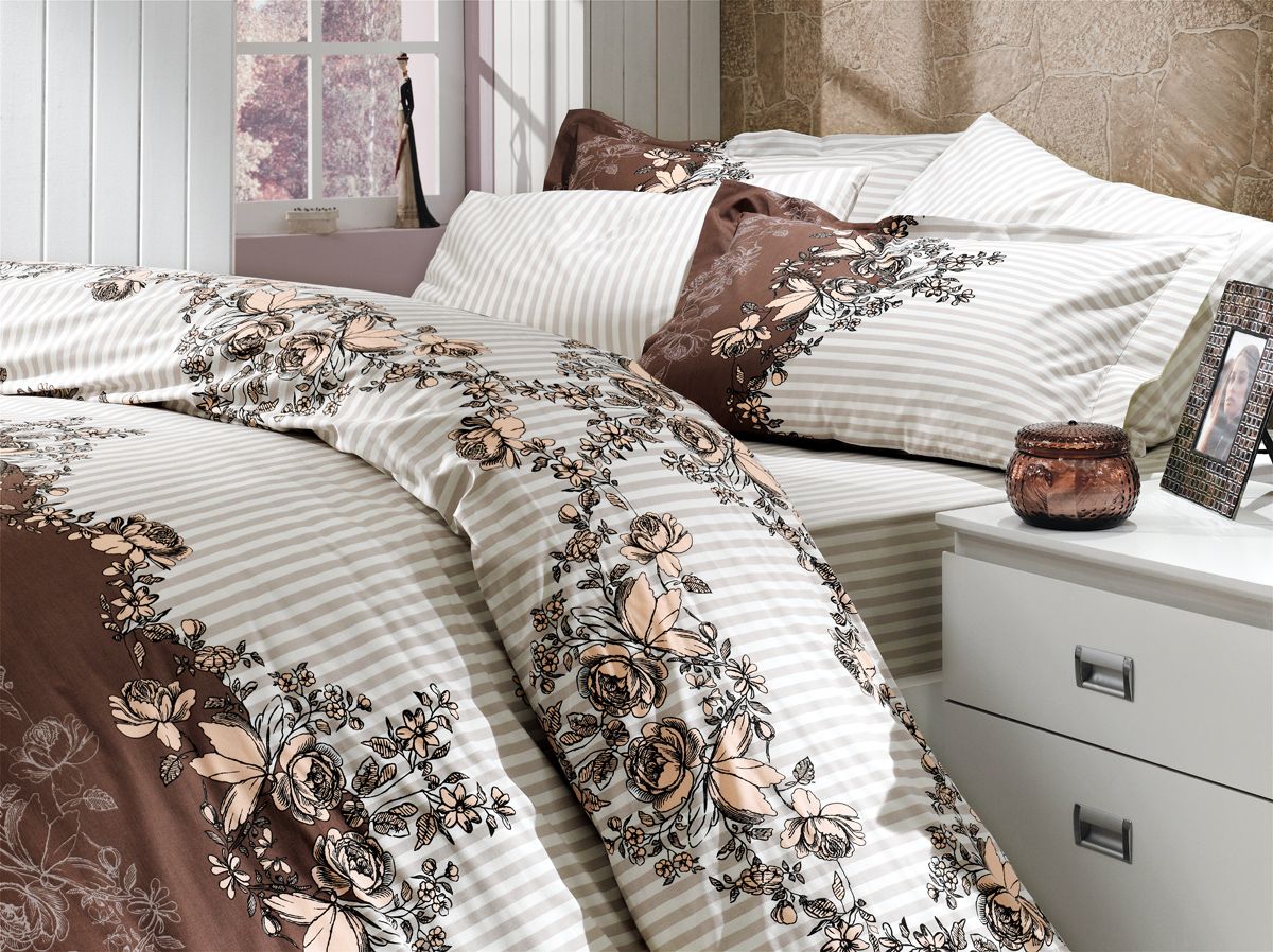 Комплект белья Hobby Home Collection Delfina, евро, наволочки 50x70, 70x70, цвет: коричневый1501000089 Комплект белья Hobby Home Collection Delfina, евро, наволочки 50x70, 70x70, цвет: коричневый1501000089Комплект белья Hobby Home Collection состоит из простыни, пододеяльника и 4 наволочек. Белье выполнено из поплина - это ткань из 100% натурального хлопка. По легенде этот материал впервые произвели во французской резиденции Папы Римского, городе Авиньон. За это ткань назвали поплином, что означает папский. По своим характеристикам она напоминает бязь, однако, на ощупь гораздо более мягкая и гладкая. Прекрасные потребительские качества обеспечили поплину популярность у розничного покупателя: ткань не выцветает и не мнется, ее можно не гладить вообще; не линяет и не деформируется при стирке до сорока градусов; на сто процентов состоит из натуральных хлопковых волокон.