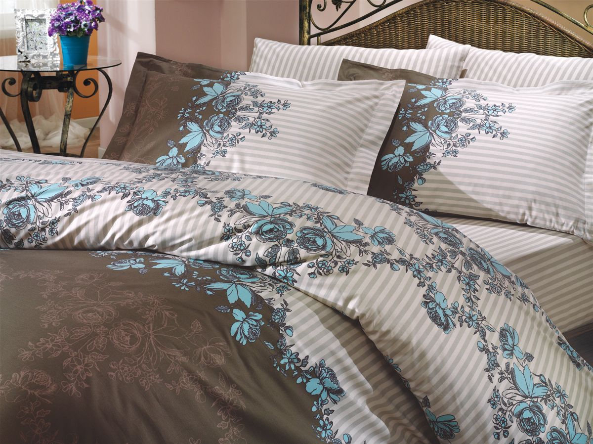 Комплект белья Hobby Home Collection Delfina, евро, наволочки 50x70, 70x70, цвет: синий1501000092 Комплект белья Hobby Home Collection Delfina, евро, наволочки 50x70, 70x70, цвет: синий1501000092Комплект белья Hobby Home Collection состоит из простыни, пододеяльника и 4 наволочек. Белье выполнено из поплина - это ткань из 100% натурального хлопка. По легенде этот материал впервые произвели во французской резиденции Папы Римского, городе Авиньон. За это ткань назвали поплином, что означает папский. По своим характеристикам она напоминает бязь, однако, на ощупь гораздо более мягкая и гладкая. Прекрасные потребительские качества обеспечили поплину популярность у розничного покупателя: ткань не выцветает и не мнется, ее можно не гладить вообще; не линяет и не деформируется при стирке до сорока градусов; на сто процентов состоит из натуральных хлопковых волокон.