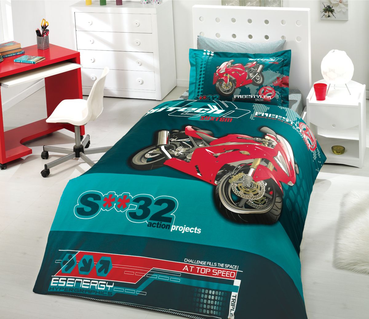 Комплект белья Hobby Home Collection Extreme, 1,5-спальный, наволочки 50x70, 70x70, цвет: зеленый1501000102 Комплект белья Hobby Home Collection Extreme, 1,5-спальный, наволочки 50x70, 70x70, цвет: зеленый1501000102По легенде этот материал впервые произвели во французской резиденции Папы Римского, городе Авиньон. За это ткань назвали поплином, что означает папский. По своим характеристикам она напоминает бязь, однако, на ощупь гораздо более мягкая и гладкая. Прекрасные потребительские качества обеспечили поплину популярность у розничного покупателя: ткань не выцветает и не мнется, ее можно не гладить вообще; не линяет и не деформируется при стирке до сорока градусов; на сто процентов состоит из натуральных хлопковых волокон;