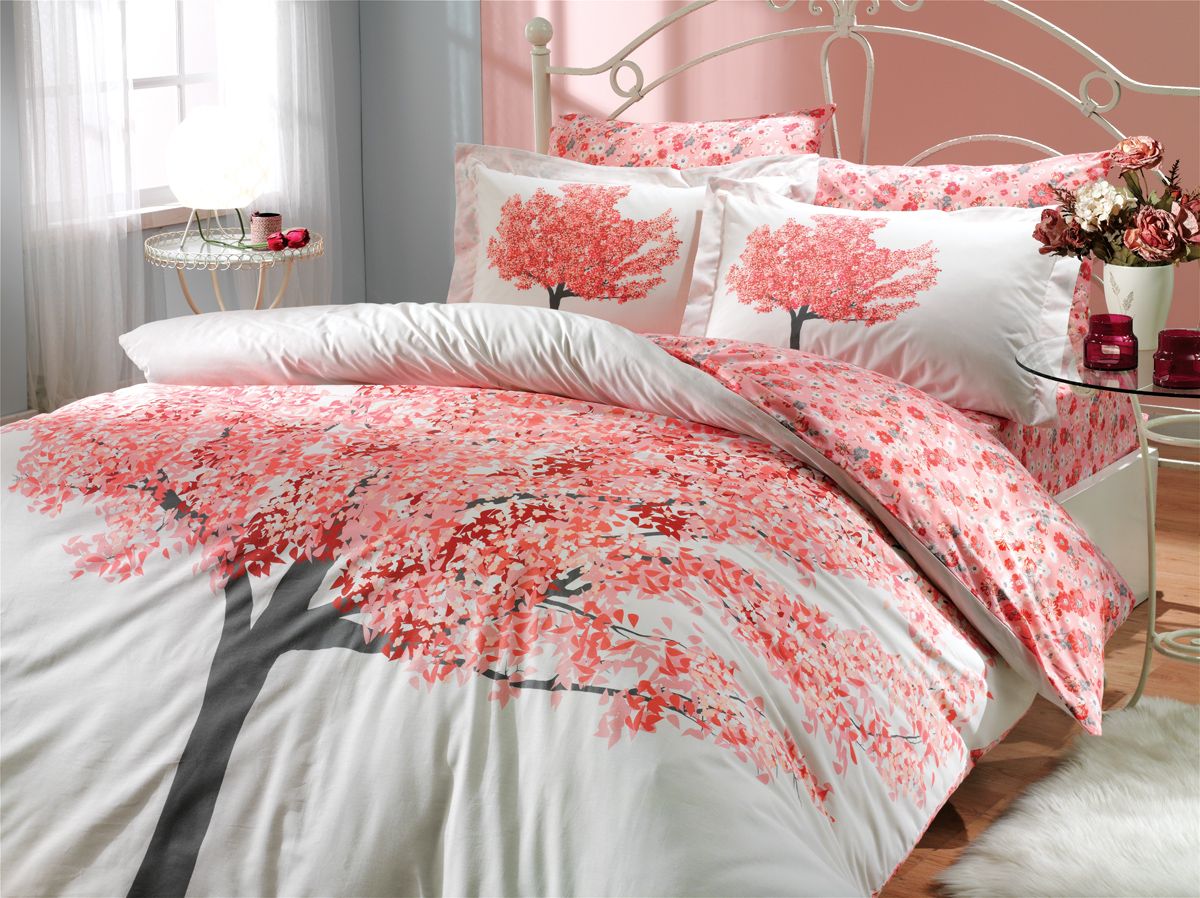 Комплект белья Hobby Home Collection Florentina, евро, наволочки 50x70, 70x70, цвет: персиковый1501000104 Комплект белья Hobby Home Collection Florentina, евро, наволочки 50x70, 70x70, цвет: персиковый1501000104Комплект белья Hobby Home Collection состоит из простыни, пододеяльника и 4 наволочек. Белье выполнено из поплина - это ткань из 100% натурального хлопка. По легенде этот материал впервые произвели во французской резиденции Папы Римского, городе Авиньон. За это ткань назвали поплином, что означает папский. По своим характеристикам она напоминает бязь, однако, на ощупь гораздо более мягкая и гладкая. Прекрасные потребительские качества обеспечили поплину популярность у розничного покупателя: ткань не выцветает и не мнется, ее можно не гладить вообще; не линяет и не деформируется при стирке до сорока градусов; на сто процентов состоит из натуральных хлопковых волокон.