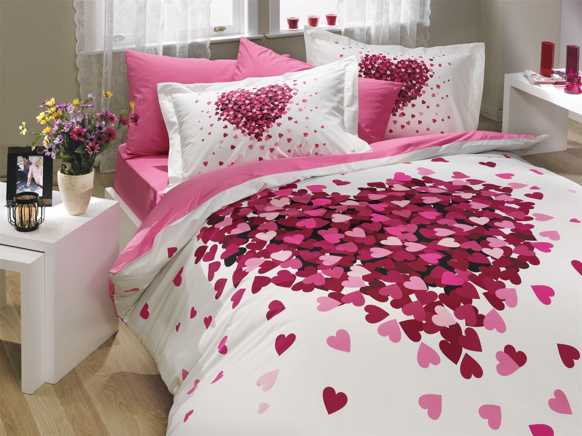 Комплект белья Hobby Home Collection Juana, евро, наволочки 50x70, 70x70, цвет: лиловый1501000116 Комплект белья Hobby Home Collection Juana, евро, наволочки 50x70, 70x70, цвет: лиловый1501000116Комплект белья Hobby Home Collection состоит из простыни, пододеяльника и 4 наволочек. Белье выполнено из поплина - это ткань из 100% натурального хлопка. По легенде этот материал впервые произвели во французской резиденции Папы Римского, городе Авиньон. За это ткань назвали поплином, что означает папский. По своим характеристикам она напоминает бязь, однако, на ощупь гораздо более мягкая и гладкая. Прекрасные потребительские качества обеспечили поплину популярность у розничного покупателя: ткань не выцветает и не мнется, ее можно не гладить вообще; не линяет и не деформируется при стирке до сорока градусов; на сто процентов состоит из натуральных хлопковых волокон.