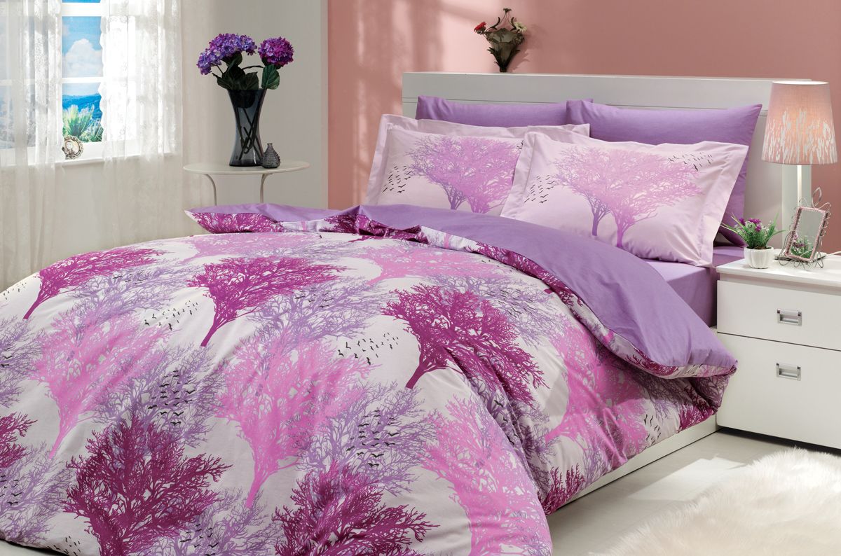 Комплект белья Hobby Home Collection Juillet, евро, наволочки 50x70, 70x70, цвет: фуксия1501000118 Комплект белья Hobby Home Collection Juillet, евро, наволочки 50x70, 70x70, цвет: фуксия1501000118Комплект постельного белья Hobby Home Collection изготовлен из высококачественного поплина. Поплин - это ткань, изготавливаемая традиционным полотняным плетением из 100% хлопка, но из нитей разного калибра, за счет чего полотно получается с легким рубчиковым рельефом. По многим характеристикам ткань похожа на бязь, но на ощупь гораздо приятнее — более гладкая и мягкая. Поплин обладает лучшими свойствами ткани для постельного белья. Он плотный и в то же время мягкий на ощупь, износостойкий, немнущийся, гигроскопичный и неприхотливый в уходе, а после стирки практически не нуждается в глажке. Поплин обладает множеством преимуществ: - белье из него плотное, прочное и износостойкое; - не выцветает и не сминается; - не линяет и не деформируется (при стирке до 40°С); - натуральный хлопок в составе обеспечивает абсолютную гигиеничность постельного белья; - поплин хорошо вентилируется и впитывает влагу, отводя ее излишки от тела. По легенде этот...