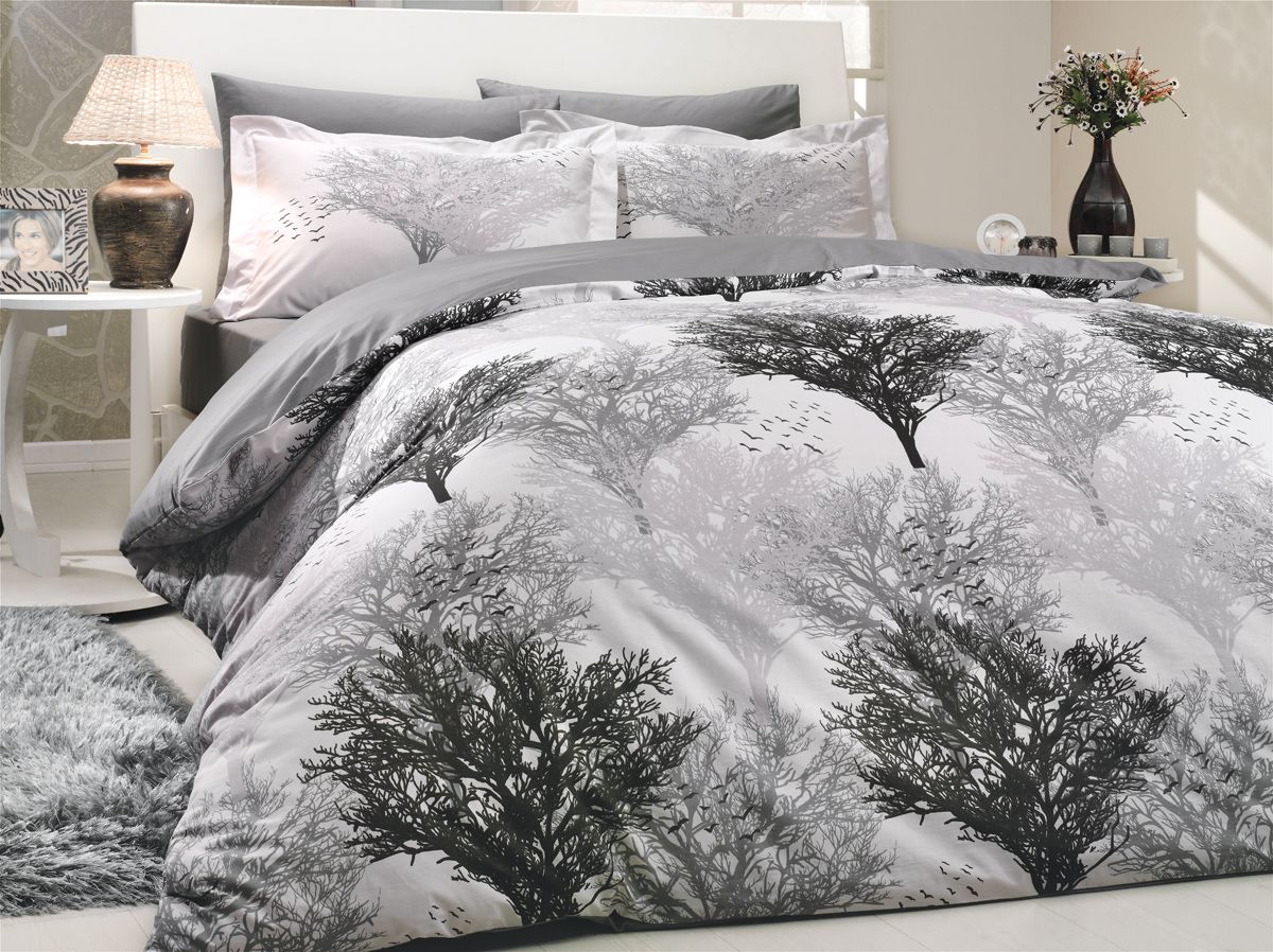 Комплект белья Hobby Home Collection Juillet, евро, наволочки 50x70, 70x70, цвет: серый1501000121 Комплект белья Hobby Home Collection Juillet, евро, наволочки 50x70, 70x70, цвет: серый1501000121Комплект постельного белья Hobby Home Collection изготовлен из высококачественного поплина. Поплин - это ткань, изготавливаемая традиционным полотняным плетением из 100% хлопка, но из нитей разного калибра, за счет чего полотно получается с легким рубчиковым рельефом. По многим характеристикам ткань похожа на бязь, но на ощупь гораздо приятнее — более гладкая и мягкая. Поплин обладает лучшими свойствами ткани для постельного белья. Он плотный и в то же время мягкий на ощупь, износостойкий, немнущийся, гигроскопичный и неприхотливый в уходе, а после стирки практически не нуждается в глажке. Поплин обладает множеством преимуществ: - белье из него плотное, прочное и износостойкое; - не выцветает и не сминается; - не линяет и не деформируется (при стирке до 40°С); - натуральный хлопок в составе обеспечивает абсолютную гигиеничность постельного белья; - поплин хорошо вентилируется и впитывает влагу, отводя ее излишки от тела. По легенде этот...