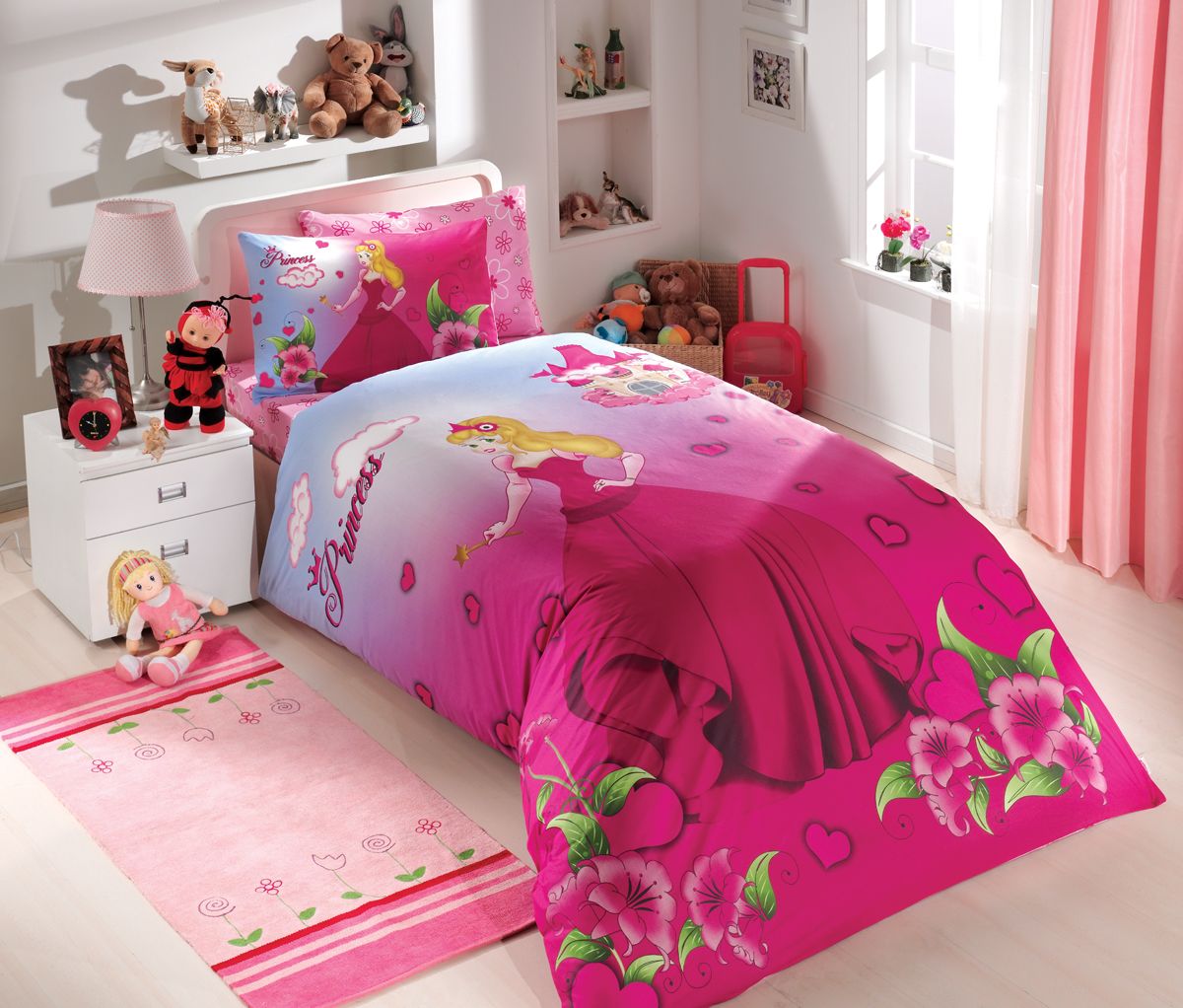 Комплект белья Hobby Home Collection Prenses, 1,5-спальный, наволочки 50x70, 70x70, цвет: фуксия1501000150 Комплект белья Hobby Home Collection Prenses, 1,5-спальный, наволочки 50x70, 70x70, цвет: фуксия1501000150Комплект постельного белья Hobby Home Collection изготовлен из высококачественного поплина. Поплин - это ткань, изготавливаемая традиционным полотняным плетением из 100% хлопка, но из нитей разного калибра, за счет чего полотно получается с легким рубчиковым рельефом. По многим характеристикам ткань похожа на бязь, но на ощупь гораздо приятнее — более гладкая и мягкая. Поплин обладает лучшими свойствами ткани для постельного белья. Он плотный и в то же время мягкий на ощупь, износостойкий, немнущийся, гигроскопичный и неприхотливый в уходе, а после стирки практически не нуждается в глажке. Поплин обладает множеством преимуществ: - белье из него плотное, прочное и износостойкое; - не выцветает и не сминается; - не линяет и не деформируется (при стирке до 40°С); - натуральный хлопок в составе обеспечивает абсолютную гигиеничность постельного белья; - поплин хорошо вентилируется и впитывает влагу, отводя ее излишки от тела. По легенде этот...