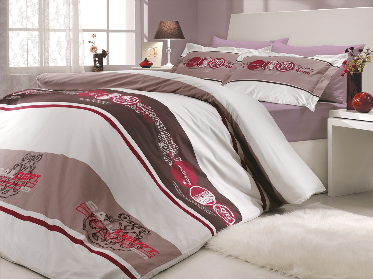 Комплект белья Hobby Home Collection Rota, евро, наволочки 50x70, 70x70, цвет: бордовый1501000152 Комплект белья Hobby Home Collection Rota, евро, наволочки 50x70, 70x70, цвет: бордовый1501000152Комплект постельного белья Hobby Home Collection изготовлен из высококачественного поплина. Поплин - это ткань, изготавливаемая традиционным полотняным плетением из 100% хлопка, но из нитей разного калибра, за счет чего полотно получается с легким рубчиковым рельефом. По многим характеристикам ткань похожа на бязь, но на ощупь гораздо приятнее — более гладкая и мягкая. Поплин обладает лучшими свойствами ткани для постельного белья. Он плотный и в то же время мягкий на ощупь, износостойкий, немнущийся, гигроскопичный и неприхотливый в уходе, а после стирки практически не нуждается в глажке. Поплин обладает множеством преимуществ: - белье из него плотное, прочное и износостойкое; - не выцветает и не сминается; - не линяет и не деформируется (при стирке до 40°С); - натуральный хлопок в составе обеспечивает абсолютную гигиеничность постельного белья; - поплин хорошо вентилируется и впитывает влагу, отводя ее излишки от тела. По легенде этот...