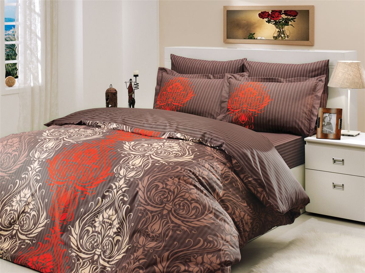 Комплект белья Hobby Home Collection Royal, евро, наволочки 50x70, 70x70, цвет: коричневый1501000157 Комплект белья Hobby Home Collection Royal, евро, наволочки 50x70, 70x70, цвет: коричневый1501000157Комплект постельного белья Hobby Home Collection изготовлен из высококачественного поплина. Поплин - это ткань, изготавливаемая традиционным полотняным плетением из 100% хлопка, но из нитей разного калибра, за счет чего полотно получается с легким рубчиковым рельефом. По многим характеристикам ткань похожа на бязь, но на ощупь гораздо приятнее — более гладкая и мягкая. Поплин обладает лучшими свойствами ткани для постельного белья. Он плотный и в то же время мягкий на ощупь, износостойкий, немнущийся, гигроскопичный и неприхотливый в уходе, а после стирки практически не нуждается в глажке. Поплин обладает множеством преимуществ: - белье из него плотное, прочное и износостойкое; - не выцветает и не сминается; - не линяет и не деформируется (при стирке до 40°С); - натуральный хлопок в составе обеспечивает абсолютную гигиеничность постельного белья; - поплин хорошо вентилируется и впитывает влагу, отводя ее излишки от тела. По легенде этот...