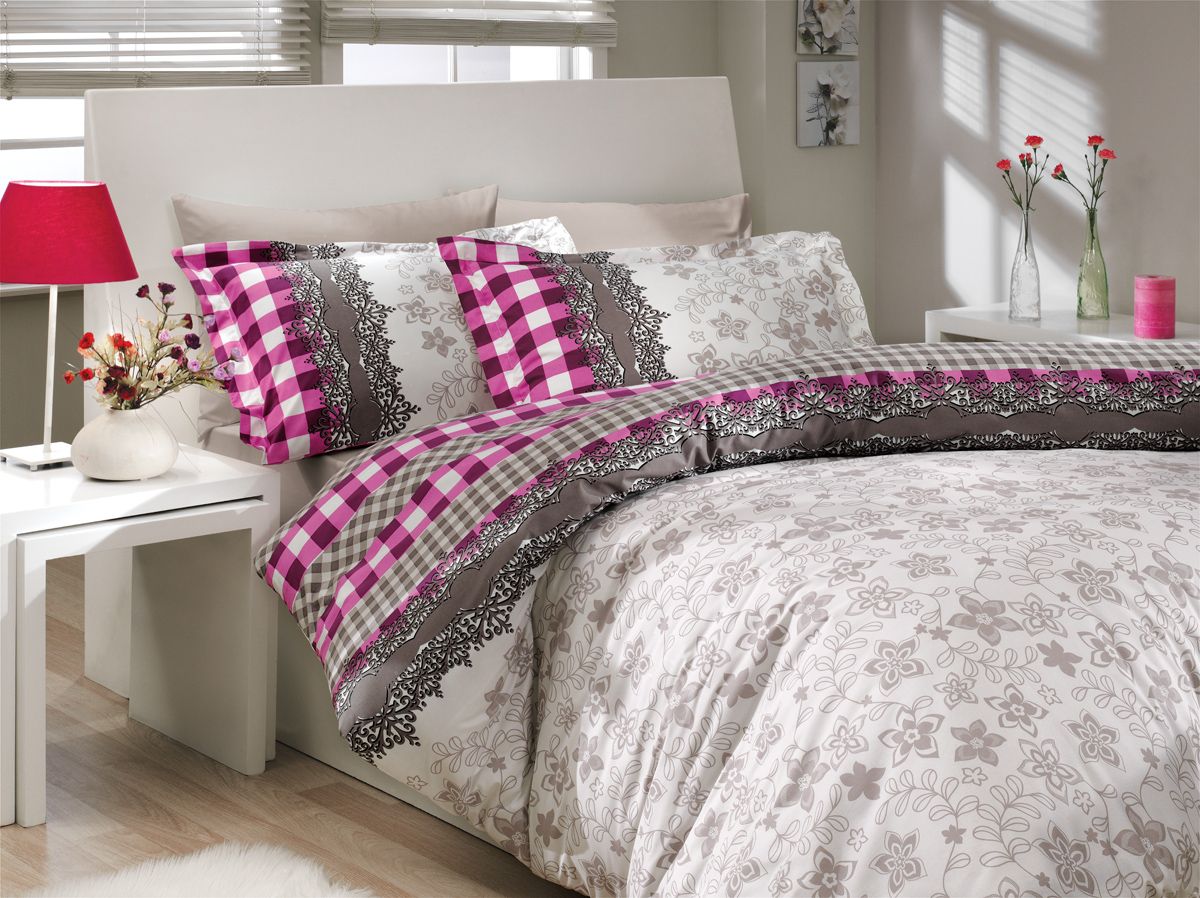 Комплект белья Hobby Home Collection Serena, 1,5-спальный, наволочка 50х70, цвет: фиолетовый1501000168 Комплект белья Hobby Home Collection Serena, 1,5-спальный, наволочка 50х70, цвет: фиолетовый1501000168Комплект постельного белья Hobby Home Collection изготовлен из высококачественного поплина. Поплин - это ткань, изготавливаемая традиционным полотняным плетением из 100% хлопка, но из нитей разного калибра, за счет чего полотно получается с легким рубчиковым рельефом. По многим характеристикам ткань похожа на бязь, но на ощупь гораздо приятнее — более гладкая и мягкая. Поплин обладает лучшими свойствами ткани для постельного белья. Он плотный и в то же время мягкий на ощупь, износостойкий, немнущийся, гигроскопичный и неприхотливый в уходе, а после стирки практически не нуждается в глажке. Поплин обладает множеством преимуществ: - белье из него плотное, прочное и износостойкое; - не выцветает и не сминается; - не линяет и не деформируется (при стирке до 40°С); - натуральный хлопок в составе обеспечивает абсолютную гигиеничность постельного белья; - поплин хорошо вентилируется и впитывает влагу, отводя ее излишки от тела. По легенде этот...