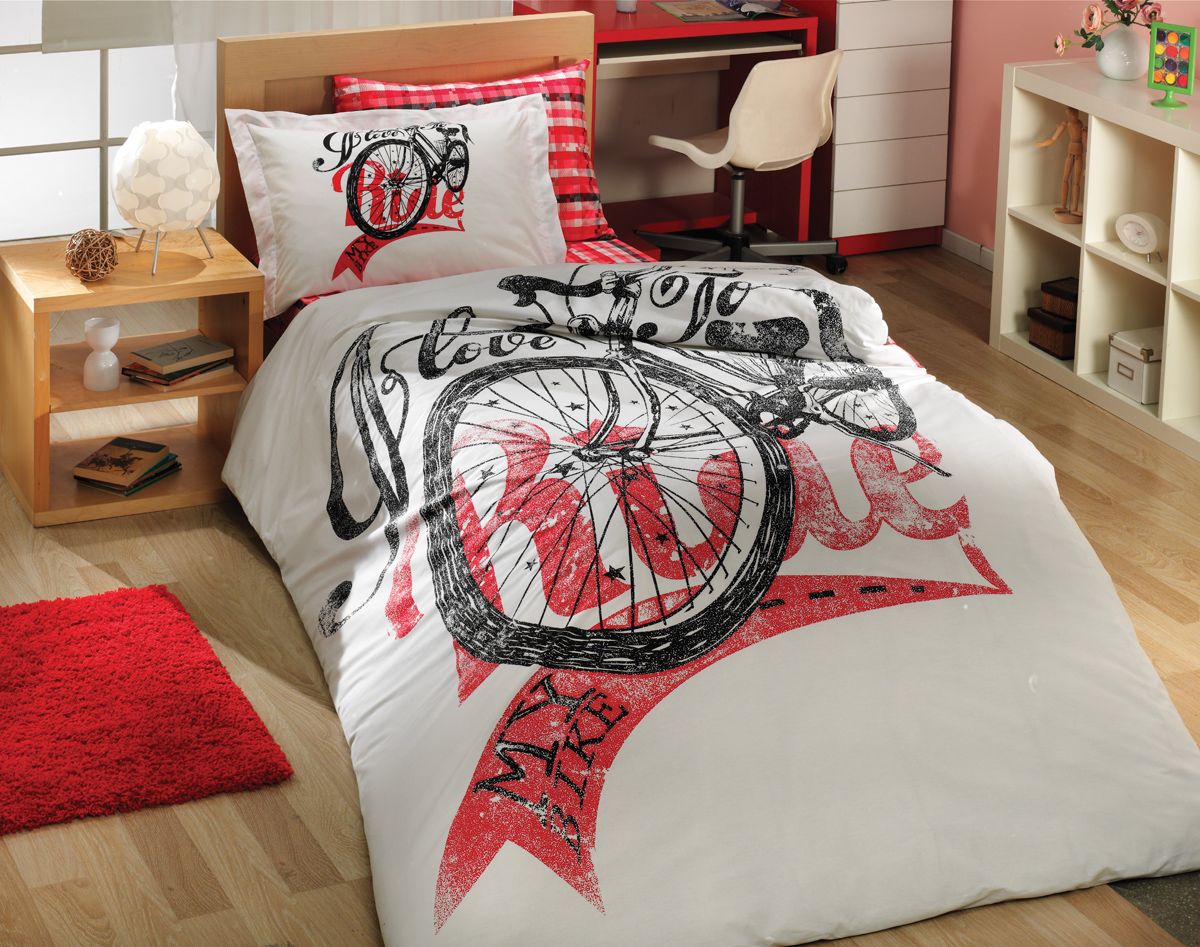 Комплект белья Hobby Home Collection Trella, 1,5-спальный, наволочки 50x70, 70x70, цвет: красный1501000188 Комплект белья Hobby Home Collection Trella, 1,5-спальный, наволочки 50x70, 70x70, цвет: красный1501000188Комплект постельного белья Hobby Home Collection изготовлен из высококачественного поплина. Поплин - это ткань, изготавливаемая традиционным полотняным плетением из 100% хлопка, но из нитей разного калибра, за счет чего полотно получается с легким рубчиковым рельефом. По многим характеристикам ткань похожа на бязь, но на ощупь гораздо приятнее — более гладкая и мягкая. Поплин обладает лучшими свойствами ткани для постельного белья. Он плотный и в то же время мягкий на ощупь, износостойкий, немнущийся, гигроскопичный и неприхотливый в уходе, а после стирки практически не нуждается в глажке. Поплин обладает множеством преимуществ: - белье из него плотное, прочное и износостойкое; - не выцветает и не сминается; - не линяет и не деформируется (при стирке до 40°С); - натуральный хлопок в составе обеспечивает абсолютную гигиеничность постельного белья; - поплин хорошо вентилируется и впитывает влагу, отводя ее излишки от тела. По легенде этот...