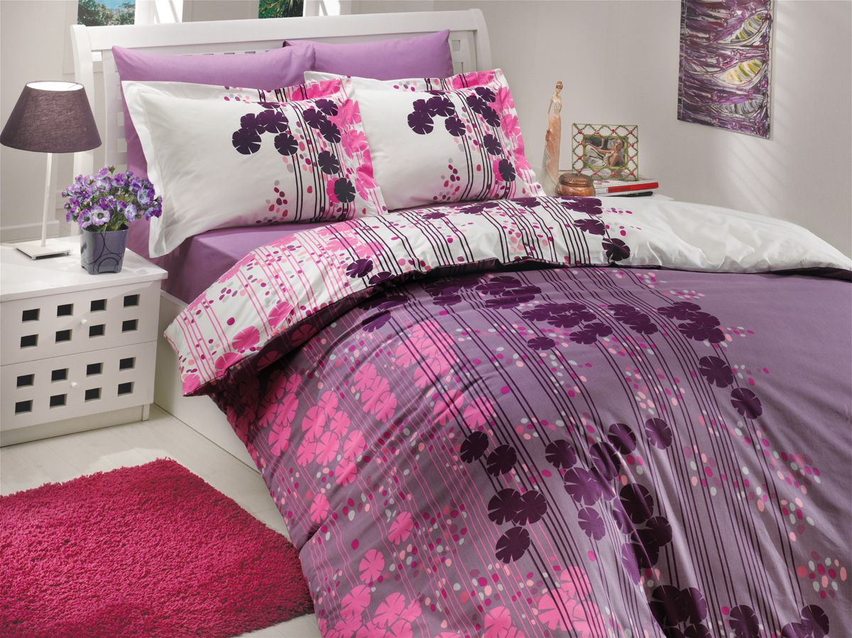 Комплект белья Hobby Home Collection Ventura, 1,5-спальный, наволочка 50х70, цвет: лиловый1501000190 Комплект белья Hobby Home Collection Ventura, 1,5-спальный, наволочка 50х70, цвет: лиловый1501000190Комплект постельного белья Hobby Home Collection изготовлен из высококачественного поплина. Поплин - это ткань, изготавливаемая традиционным полотняным плетением из 100% хлопка, но из нитей разного калибра, за счет чего полотно получается с легким рубчиковым рельефом. По многим характеристикам ткань похожа на бязь, но на ощупь гораздо приятнее — более гладкая и мягкая. Поплин обладает лучшими свойствами ткани для постельного белья. Он плотный и в то же время мягкий на ощупь, износостойкий, немнущийся, гигроскопичный и неприхотливый в уходе, а после стирки практически не нуждается в глажке. Поплин обладает множеством преимуществ: - белье из него плотное, прочное и износостойкое; - не выцветает и не сминается; - не линяет и не деформируется (при стирке до 40°С); - натуральный хлопок в составе обеспечивает абсолютную гигиеничность постельного белья; - поплин хорошо вентилируется и впитывает влагу, отводя ее излишки от тела. По легенде этот...