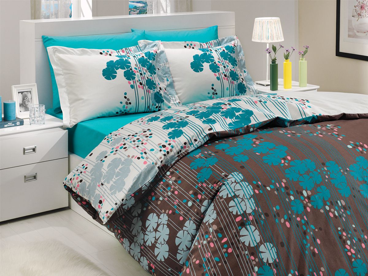 Комплект белья Hobby Home Collection Ventura, 1,5-спальный, наволочка 50х70, цвет: бирюзовый1501000192 Комплект белья Hobby Home Collection Ventura, 1,5-спальный, наволочка 50х70, цвет: бирюзовый1501000192Комплект постельного белья Hobby Home Collection изготовлен из высококачественного поплина. Поплин - это ткань, изготавливаемая традиционным полотняным плетением из 100% хлопка, но из нитей разного калибра, за счет чего полотно получается с легким рубчиковым рельефом. По многим характеристикам ткань похожа на бязь, но на ощупь гораздо приятнее — более гладкая и мягкая. Поплин обладает лучшими свойствами ткани для постельного белья. Он плотный и в то же время мягкий на ощупь, износостойкий, немнущийся, гигроскопичный и неприхотливый в уходе, а после стирки практически не нуждается в глажке. Поплин обладает множеством преимуществ: - белье из него плотное, прочное и износостойкое; - не выцветает и не сминается; - не линяет и не деформируется (при стирке до 40°С); - натуральный хлопок в составе обеспечивает абсолютную гигиеничность постельного белья; - поплин хорошо вентилируется и впитывает влагу, отводя ее излишки от тела. По легенде этот...