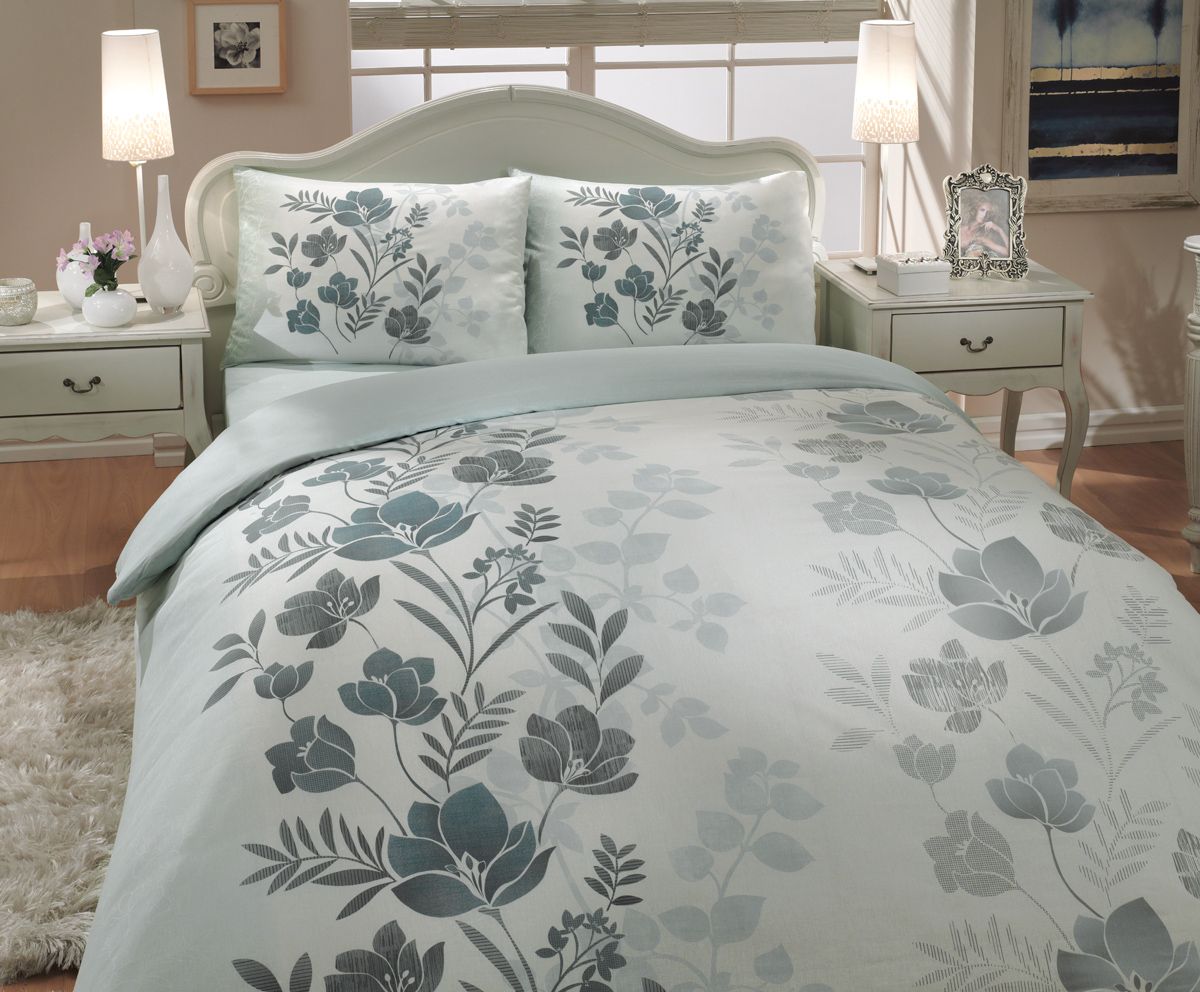 Комплект белья Hobby Home Collection Flore, семейный, наволочки 50x70, 70x70, цвет: зеленый1501000234 Комплект белья Hobby Home Collection Flore, семейный, наволочки 50x70, 70x70, цвет: зеленый1501000234Комплект белья Hobby Home Collection состоит из простыни, 2 пододеяльником и 4 наволочек. Белье выполнено из ранфорса - это ткань из 100% натурального хлопка, которая легко стирается, практичнее льна, подстраивается под температуру воздуха - зимой на таком белье тепло, летом - прохладно. Мягкость и нежность материала создает чувство комфорта и защищенности. У хлопка хорошая проводимость тепла, поэтому постельное белье из него может надолго оставаться свежим. Постельное белье с оригинальными дизайнами станет отличным выбором для людей, стремящихся всегда быть стильными.