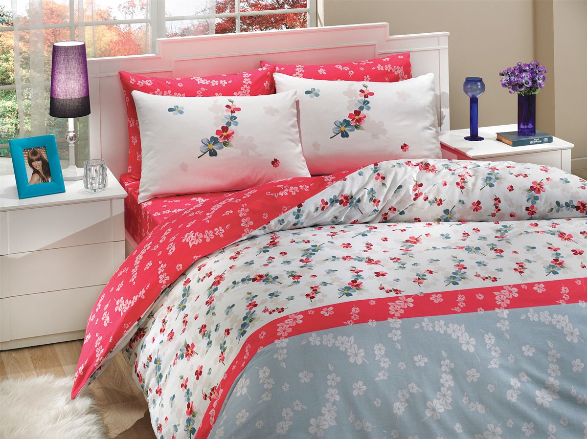Комплект белья Hobby Home Collection Ilya, семейный, наволочки 50x70, 70x70, цвет: синий1501000243 Комплект белья Hobby Home Collection Ilya, семейный, наволочки 50x70, 70x70, цвет: синий1501000243Комплект белья Hobby Home Collection состоит из простыни, 2 пододеяльников и 4 наволочек. Белье выполнено из ранфорса - это ткань из 100% натурального хлопка, которая легко стирается, практичнее льна, подстраивается под температуру воздуха - зимой на таком белье тепло, летом - прохладно. Мягкость и нежность материала создает чувство комфорта и защищенности. У хлопка хорошая проводимость тепла, поэтому постельное белье из него может надолго оставаться свежим. Постельное белье с оригинальными дизайнами станет отличным выбором для людей, стремящихся всегда быть стильными.