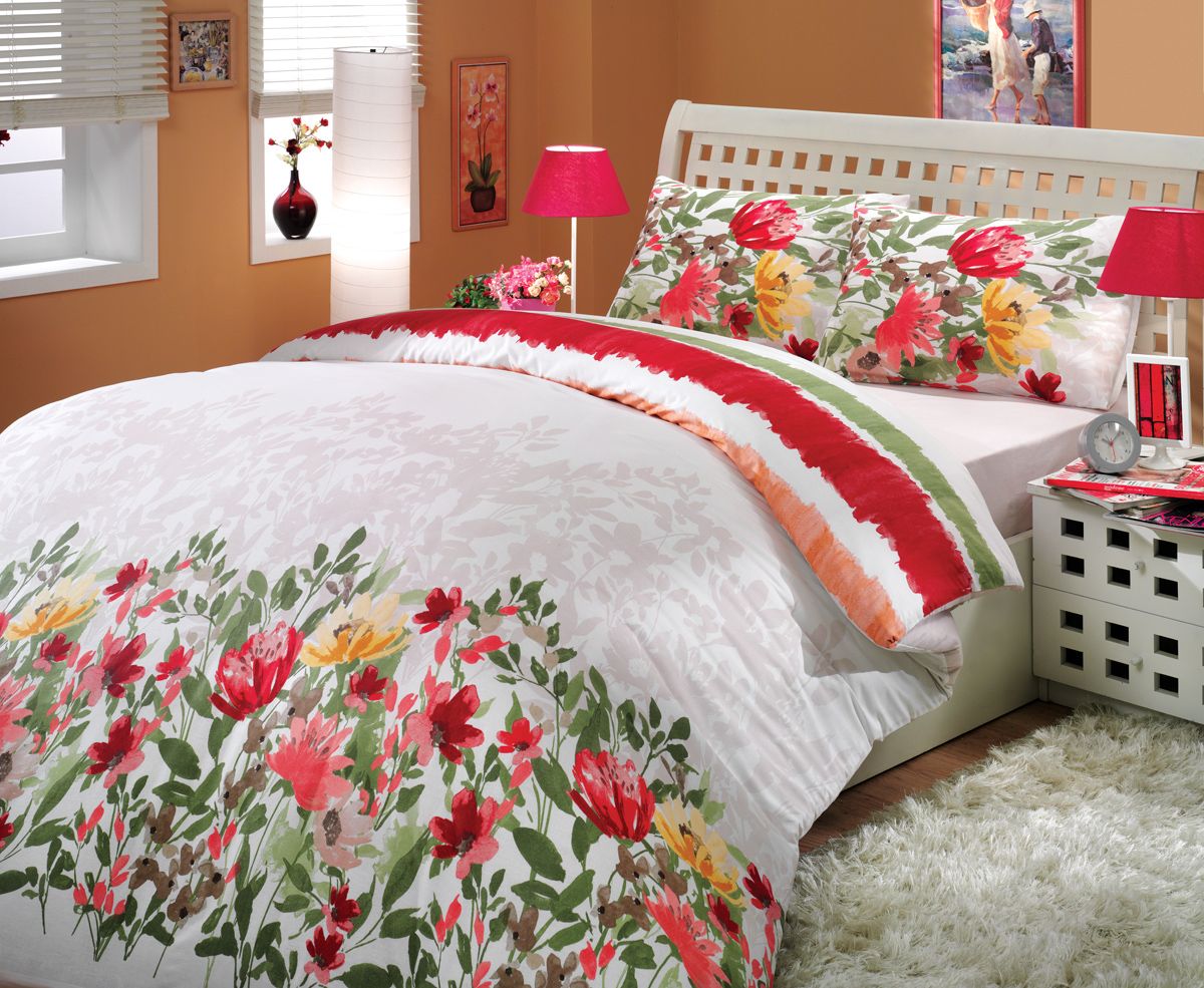 Комплект белья Hobby Home Collection Lilian, 1,5-спальный, наволочка 50х70, цвет: красный1501000253 Комплект белья Hobby Home Collection Lilian, 1,5-спальный, наволочка 50х70, цвет: красный1501000253Комплект постельного белья Hobby Home Collection изготовлен из высококачественного ранфорса (100% натурального хлопка). Ранфорс по своим техническим и тактильным свойствам значительно лучше бязи, практичнее льна и служит более недорогой альтернативой сатину. Ткань подстраивается под температуру воздуха: зимой на таком белье тепло, а летом прохладно. Белье легко стирается, обладает высокой гигроскопичностью и воздухопроницаемостью. Оно является достаточно прочным и стойким к деформациям, поэтому способно выдержать многочисленные циклы стирки. При этом на протяжении всего срока службы белье сохраняет мягкость и легкость. Стильный продукт с оригинальными дизайнами станет отличным выбором для людей, стремящихся всегда быть в центре внимания.