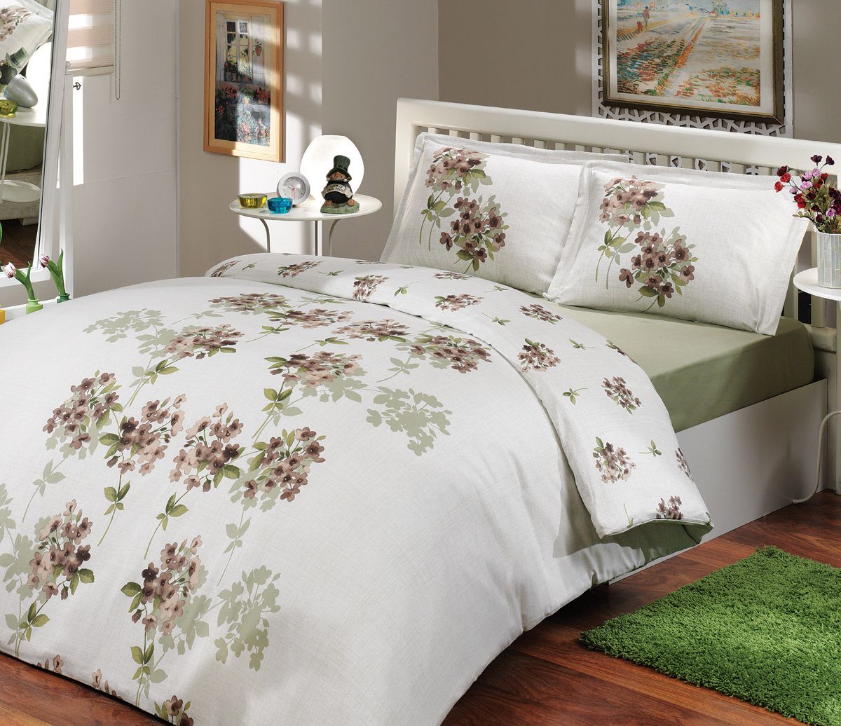 Комплект белья Hobby Home Collection Viyella, 1,5-спальный, наволочка 50х70, цвет: коричневый1501000285 Комплект белья Hobby Home Collection Viyella, 1,5-спальный, наволочка 50х70, цвет: коричневый1501000285Комплект постельного белья Hobby Home Collection изготовлен из высококачественного ранфорса (100% натурального хлопка). Ранфорс по своим техническим и тактильным свойствам значительно лучше бязи, практичнее льна и служит более недорогой альтернативой сатину. Ткань подстраивается под температуру воздуха: зимой на таком белье тепло, а летом прохладно. Белье легко стирается, обладает высокой гигроскопичностью и воздухопроницаемостью. Оно является достаточно прочным и стойким к деформациям, поэтому способно выдержать многочисленные циклы стирки. При этом на протяжении всего срока службы белье сохраняет мягкость и легкость. Стильный продукт с оригинальными дизайнами станет отличным выбором для людей, стремящихся всегда быть в центре внимания.