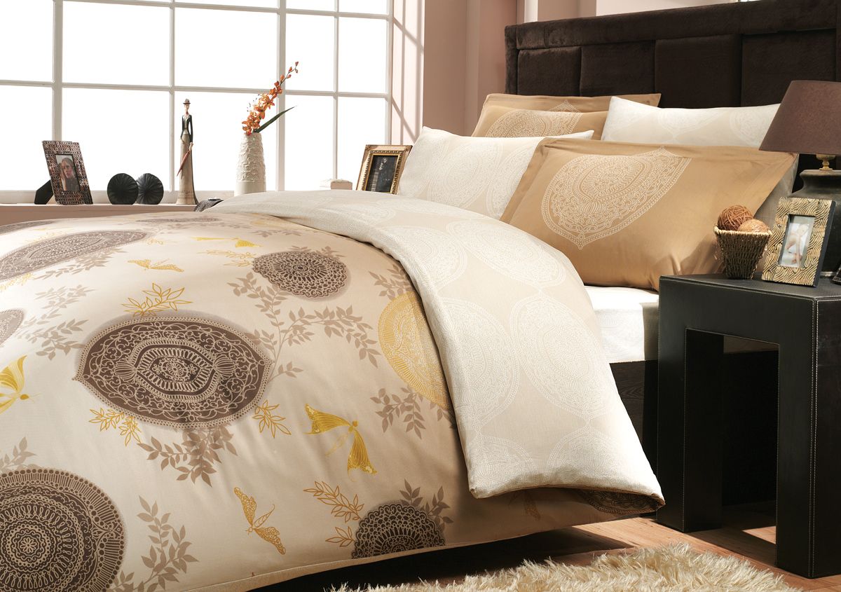 Комплект белья Hobby Home Collection Alice, семейный, наволочки 50x70, 70x70, цвет: золото1501000292 Комплект белья Hobby Home Collection Alice, семейный, наволочки 50x70, 70x70, цвет: золото1501000292Комплект белья Hobby Home Collection состоит из простыни, 2 пододеяльников и 4 наволочек. Белье выполнено из сатина. Это блестящая и плотная ткань из 100% натурального хлопка высокого качества, изготовленная путем сложного переплетения нескольких видов нитей. Сатиновое переплетение придает тканям повышенное сопротивление к истиранию. Красивый, изысканный внешний вид, мягкость и нежность ткани позволяет сравнивать сатин с шелком. А по прочности и долговечности сатину вообще нет равных, белье из этой благородной ткани выдерживает более 200 стирок, сохраняя при этом безупречный внешний вид. Помимо своих внешних качеств, ткань отличается хорошей способностью пропускать воздух и прекрасно впитывать влагу, благодаря чему оно подойдет людям, которые не переносят синтетическую ткань и прочие материалы, смешанные с синтетикой. Белье практически не мнется и легко стирается.