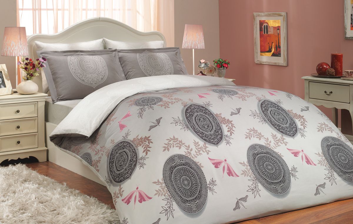 Комплект белья Hobby Home Collection Alice, семейный, наволочки 50x70, 70x70, цвет: лиловый1501000294 Комплект белья Hobby Home Collection Alice, семейный, наволочки 50x70, 70x70, цвет: лиловый1501000294Комплект белья Hobby Home Collection состоит из простыни, 2 пододеяльников и 4 наволочек. Белье выполнено из сатина. Это блестящая и плотная ткань из 100% натурального хлопка высокого качества, изготовленная путем сложного переплетения нескольких видов нитей. Сатиновое переплетение придает тканям повышенное сопротивление к истиранию. Красивый, изысканный внешний вид, мягкость и нежность ткани позволяет сравнивать сатин с шелком. А по прочности и долговечности сатину вообще нет равных, белье из этой благородной ткани выдерживает более 200 стирок, сохраняя при этом безупречный внешний вид. Помимо своих внешних качеств, ткань отличается хорошей способностью пропускать воздух и прекрасно впитывать влагу, благодаря чему оно подойдет людям, которые не переносят синтетическую ткань и прочие материалы, смешанные с синтетикой. Белье практически не мнется и легко стирается.