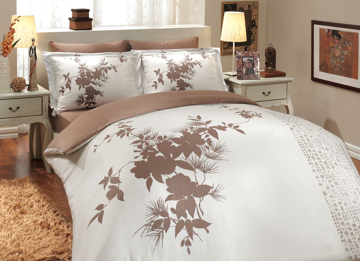 Комплект белья Hobby Home Collection Estate, евро, наволочки 50x70, 70x70, цвет: коричневый1501000307 Комплект белья Hobby Home Collection Estate, евро, наволочки 50x70, 70x70, цвет: коричневый1501000307Комплект белья Hobby Home Collection состоит из простыни, пододеяльника и 4 наволочек. Белье выполнено из сатина. Это блестящая и плотная ткань из 100% натурального хлопка высокого качества, изготовленная путем сложного переплетения нескольких видов нитей. Сатиновое переплетение придает тканям повышенное сопротивление к истиранию. Красивый, изысканный внешний вид, мягкость и нежность ткани позволяет сравнивать сатин с шелком. А по прочности и долговечности сатину вообще нет равных, белье из этой благородной ткани выдерживает более 200 стирок, сохраняя при этом безупречный внешний вид. Помимо своих внешних качеств, ткань отличается хорошей способностью пропускать воздух и прекрасно впитывать влагу, благодаря чему оно подойдет людям, которые не переносят синтетическую ткань и прочие материалы, смешанные с синтетикой. Белье практически не мнется и легко стирается.