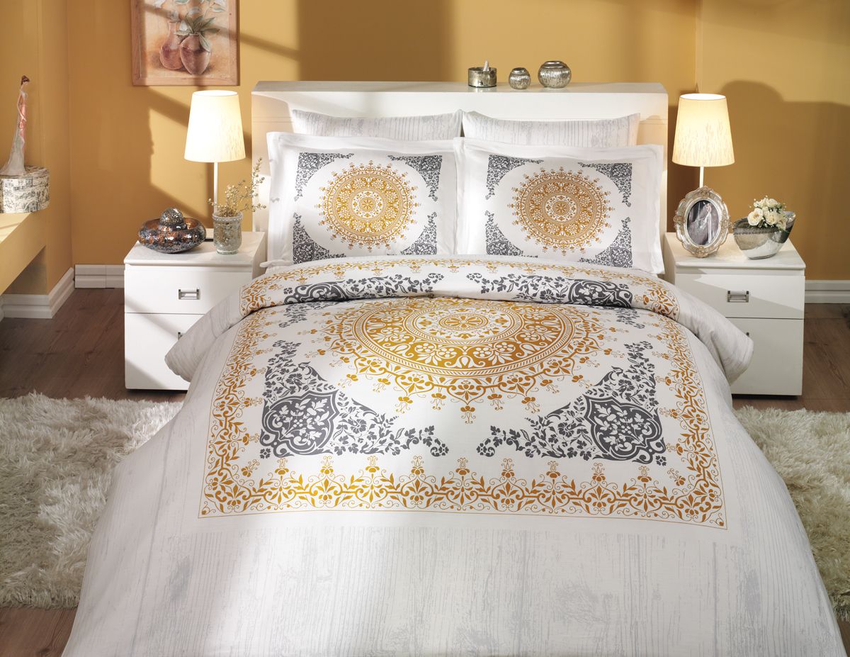 Комплект белья Hobby Home Collection Saphire, семейный, наволочки 50x70, 70x70, цвет: золото1501000324 Комплект белья Hobby Home Collection Saphire, семейный, наволочки 50x70, 70x70, цвет: золото1501000324Комплект постельного белья Hobby Home Collection изготовлен из высококачественного сатина (100% натурального хлопка путем сложного переплетения нескольких видов нитей). Ткань отличается хорошей способностью пропускать воздух и прекрасно впитывать влагу, благодаря чему подойдет людям, которые не переносят синтетическую ткань и прочие материалы, смешанные с синтетикой. Белье практически не мнется. Достоинства сатина: - он невероятно приятен на ощупь — гладкий, мягкий, нежный и необычайно плотный; - внешне, своим легким блеском, он напоминает дорогостоящий шелк, но по цене значительно ниже; - несмотря на мягкость, сатин прочен и долговечен благодаря особому переплетению нитей (по долговечности сатину нет равных); - ткань из натуральных хлопковых нитей обеспечивает абсолютную гигиеничность и гипоаллергенность; - применение современных технологий при нанесении принта гарантирует высокую цветоустойчивость и возможность создавать разнообразный дизайн....