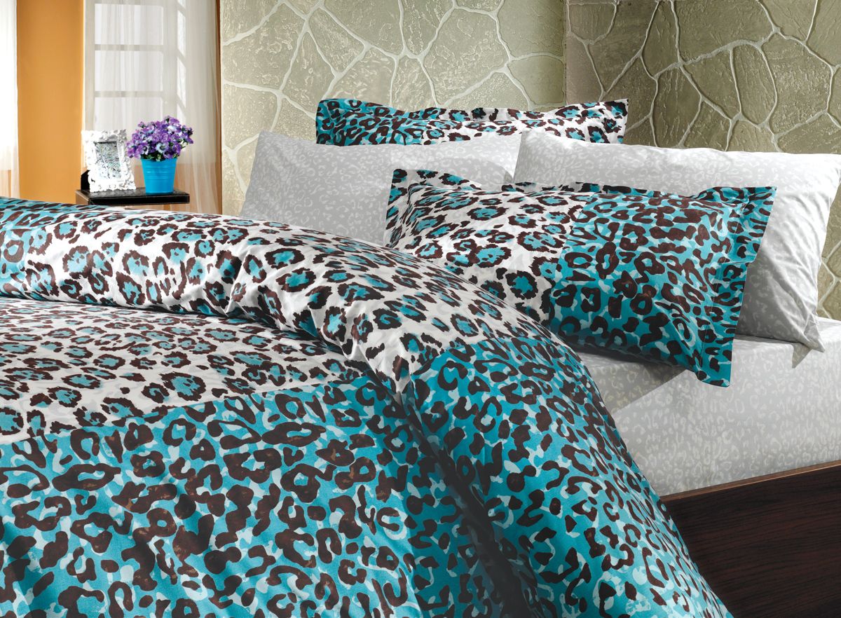 Комплект белья Hobby Home Collection Adriana, 2-спальный, наволочки 50x70, 70x701501000613 Комплект белья Hobby Home Collection Adriana, 2-спальный, наволочки 50x70, 70x701501000613Комплект белья Hobby Home Collection состоит из простыни, пододеяльника и 4 наволочек. Белье выполнено из поплина - это ткань из 100% натурального хлопка. По легенде этот материал впервые произвели во французской резиденции Папы Римского, городе Авиньон. За это ткань назвали поплином, что означает папский. По своим характеристикам она напоминает бязь, однако, на ощупь гораздо более мягкая и гладкая. Прекрасные потребительские качества обеспечили поплину популярность у розничного покупателя: ткань не выцветает и не мнется, ее можно не гладить вообще; не линяет и не деформируется при стирке до сорока градусов; на сто процентов состоит из натуральных хлопковых волокон.