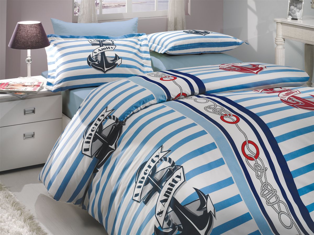 Комплект белья Hobby Home Collection Bermuda, 2-спальный, наволочки 70x70, цвет: синий1501000631 Комплект белья Hobby Home Collection Bermuda, 2-спальный, наволочки 70x70, цвет: синий1501000631Комплект белья Hobby Home Collection состоит из простыни, пододеяльника и 4 наволочек. Белье выполнено из поплина - это ткань из 100% натурального хлопка. По легенде этот материал впервые произвели во французской резиденции Папы Римского, городе Авиньон. За это ткань назвали поплином, что означает папский. По своим характеристикам она напоминает бязь, однако, на ощупь гораздо более мягкая и гладкая. Прекрасные потребительские качества обеспечили поплину популярность у розничного покупателя: ткань не выцветает и не мнется, ее можно не гладить вообще; не линяет и не деформируется при стирке до сорока градусов; на сто процентов состоит из натуральных хлопковых волокон.