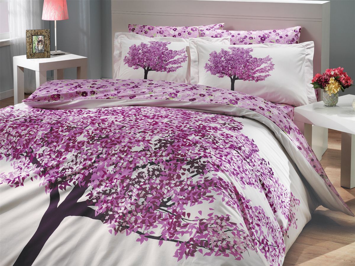 Комплект белья Hobby Home Collection Florentina, 2-спальный, наволочки 70x70, цвет: фиолетовый1501000653 Комплект белья Hobby Home Collection Florentina, 2-спальный, наволочки 70x70, цвет: фиолетовый1501000653Комплект белья Hobby Home Collection состоит из простыни, пододеяльника и 4 наволочек. Белье выполнено из поплина - это ткань из 100% натурального хлопка. По легенде этот материал впервые произвели во французской резиденции Папы Римского, городе Авиньон. За это ткань назвали поплином, что означает папский. По своим характеристикам она напоминает бязь, однако, на ощупь гораздо более мягкая и гладкая. Прекрасные потребительские качества обеспечили поплину популярность у розничного покупателя: ткань не выцветает и не мнется, ее можно не гладить вообще; не линяет и не деформируется при стирке до сорока градусов; на сто процентов состоит из натуральных хлопковых волокон.