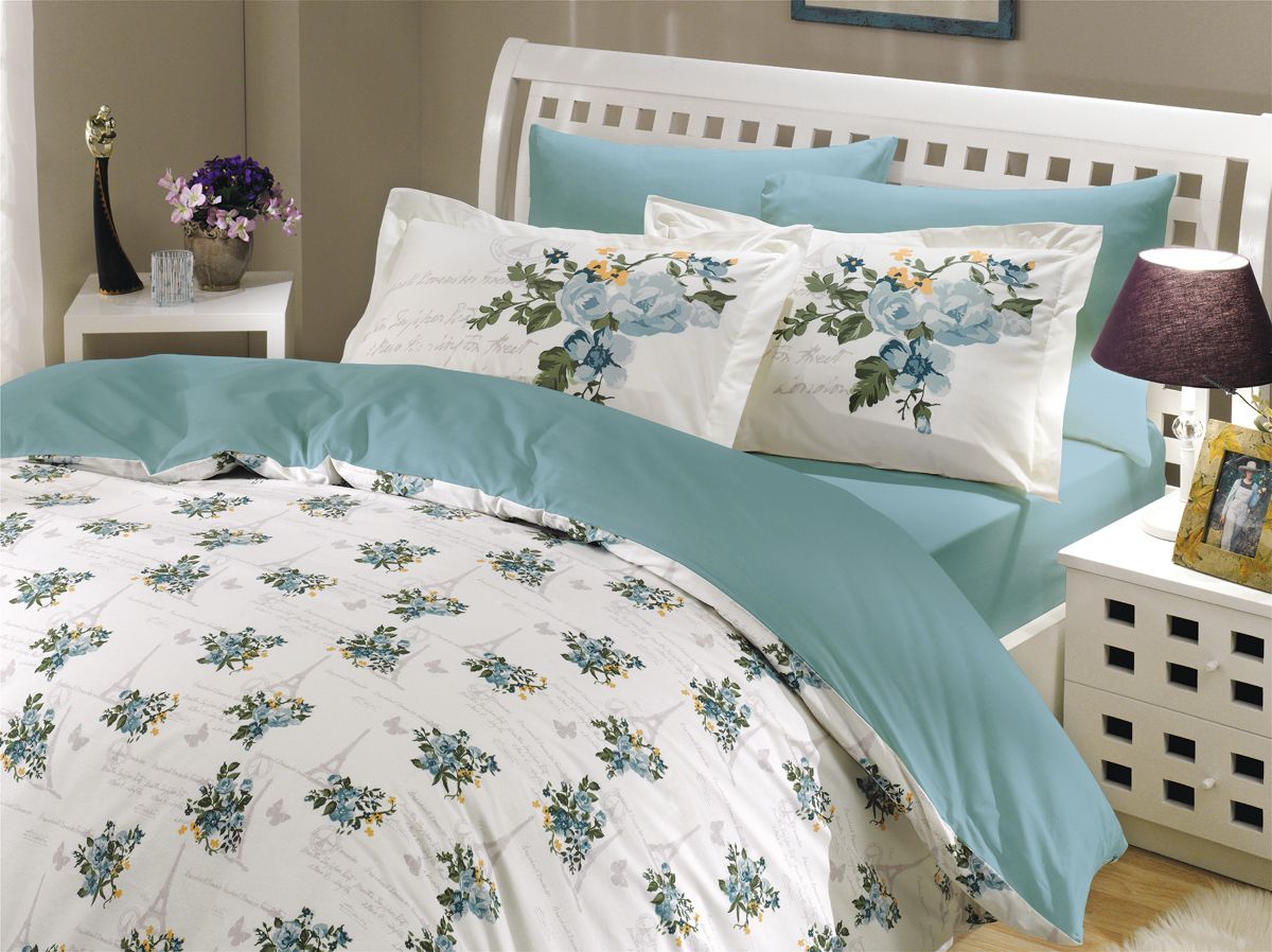Комплект белья Hobby Home Collection Paris Spring, 2-спальный, наволочки 50х70, 70х70, цвет: бирюзовый1501000682 Комплект белья Hobby Home Collection Paris Spring, 2-спальный, наволочки 50х70, 70х70, цвет: бирюзовый1501000682Комплект постельного белья Hobby Home Collection изготовлен из высококачественного поплина. Поплин - это ткань, изготавливаемая традиционным полотняным плетением из 100% хлопка, но из нитей разного калибра, за счет чего полотно получается с легким рубчиковым рельефом. По многим характеристикам ткань похожа на бязь, но на ощупь гораздо приятнее — более гладкая и мягкая. Поплин обладает лучшими свойствами ткани для постельного белья. Он плотный и в то же время мягкий на ощупь, износостойкий, немнущийся, гигроскопичный и неприхотливый в уходе, а после стирки практически не нуждается в глажке. Поплин обладает множеством преимуществ: - белье из него плотное, прочное и износостойкое; - не выцветает и не сминается; - не линяет и не деформируется (при стирке до 40°С); - натуральный хлопок в составе обеспечивает абсолютную гигиеничность постельного белья; - поплин хорошо вентилируется и впитывает влагу, отводя ее излишки от тела. По легенде этот...