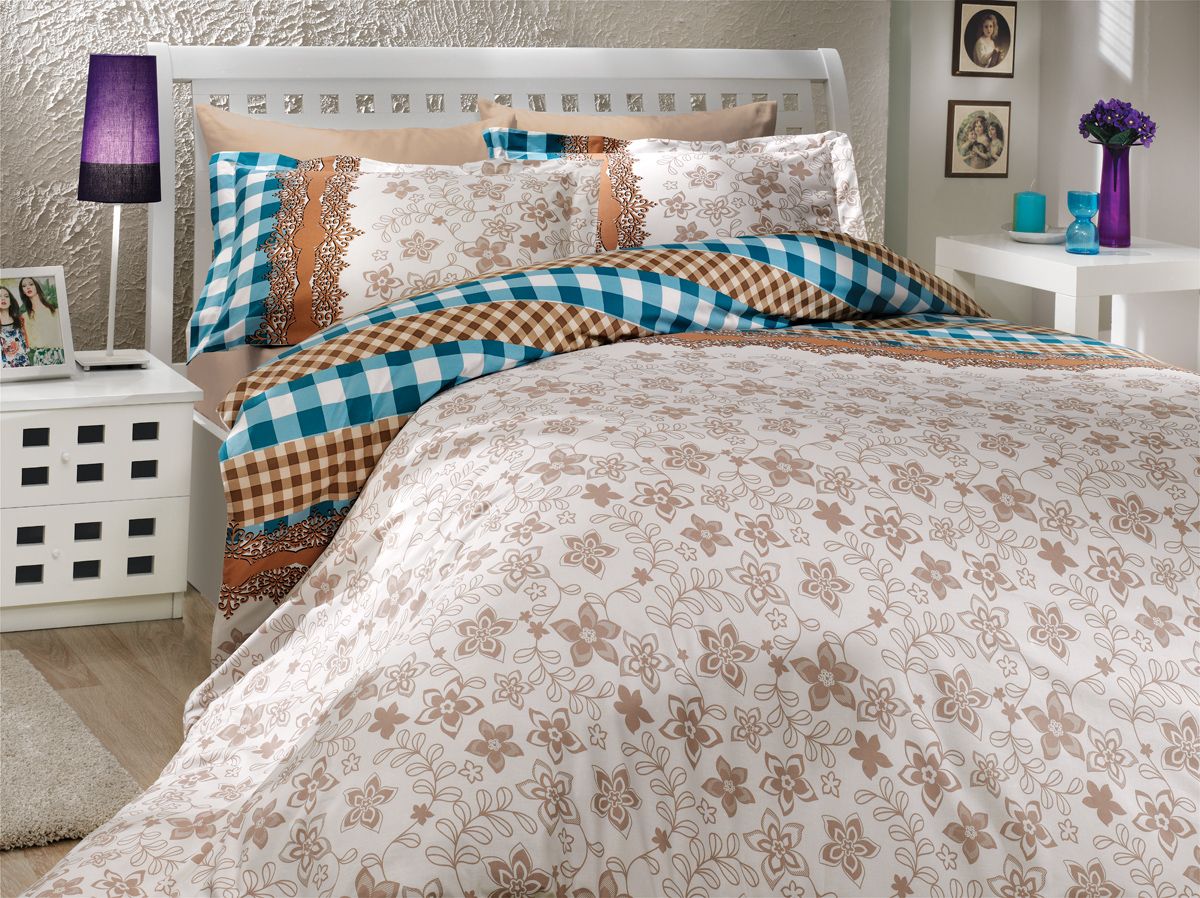 Комплект белья Hobby Home Collection Serena, 2-спальный, наволочки 50х70, 70х70, цвет: синий1501000690 Комплект белья Hobby Home Collection Serena, 2-спальный, наволочки 50х70, 70х70, цвет: синий1501000690Комплект постельного белья Hobby Home Collection изготовлен из высококачественного поплина. Поплин - это ткань, изготавливаемая традиционным полотняным плетением из 100% хлопка, но из нитей разного калибра, за счет чего полотно получается с легким рубчиковым рельефом. По многим характеристикам ткань похожа на бязь, но на ощупь гораздо приятнее — более гладкая и мягкая. Поплин обладает лучшими свойствами ткани для постельного белья. Он плотный и в то же время мягкий на ощупь, износостойкий, немнущийся, гигроскопичный и неприхотливый в уходе, а после стирки практически не нуждается в глажке. Поплин обладает множеством преимуществ: - белье из него плотное, прочное и износостойкое; - не выцветает и не сминается; - не линяет и не деформируется (при стирке до 40°С); - натуральный хлопок в составе обеспечивает абсолютную гигиеничность постельного белья; - поплин хорошо вентилируется и впитывает влагу, отводя ее излишки от тела. По легенде этот...