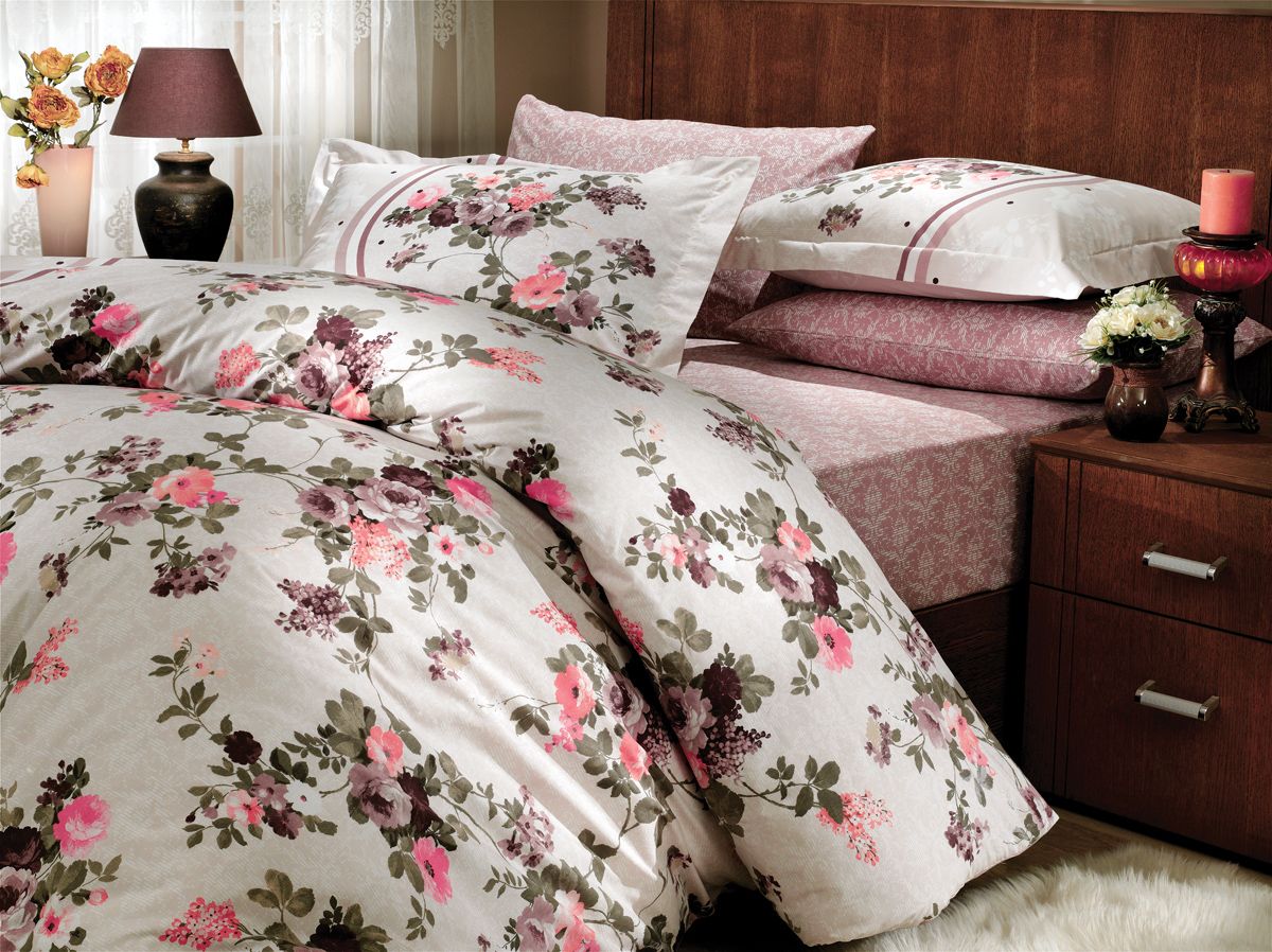 Комплект белья Hobby Home Collection Susana, 2-спальный, наволочки 50х70, 70х70, цвет: коричневый1501000701 Комплект белья Hobby Home Collection Susana, 2-спальный, наволочки 50х70, 70х70, цвет: коричневый1501000701Комплект постельного белья Hobby Home Collection изготовлен из высококачественного поплина. Поплин - это ткань, изготавливаемая традиционным полотняным плетением из 100% хлопка, но из нитей разного калибра, за счет чего полотно получается с легким рубчиковым рельефом. По многим характеристикам ткань похожа на бязь, но на ощупь гораздо приятнее — более гладкая и мягкая. Поплин обладает лучшими свойствами ткани для постельного белья. Он плотный и в то же время мягкий на ощупь, износостойкий, немнущийся, гигроскопичный и неприхотливый в уходе, а после стирки практически не нуждается в глажке. Поплин обладает множеством преимуществ: - белье из него плотное, прочное и износостойкое; - не выцветает и не сминается; - не линяет и не деформируется (при стирке до 40°С); - натуральный хлопок в составе обеспечивает абсолютную гигиеничность постельного белья; - поплин хорошо вентилируется и впитывает влагу, отводя ее излишки от тела. По легенде этот...