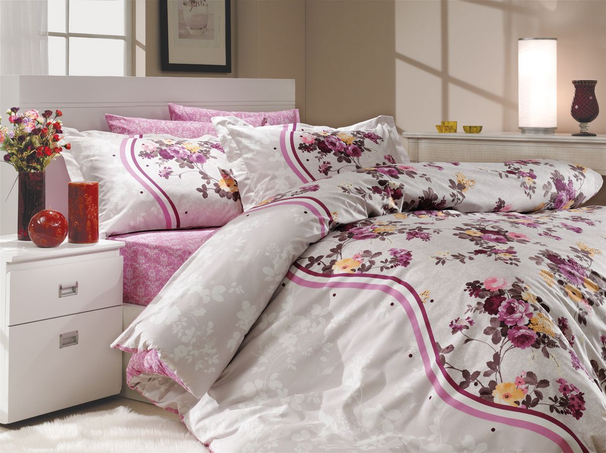 Комплект белья Hobby Home Collection Susana, 2-спальный, наволочки 50х70, 70х70, цвет: лиловый1501000702 Комплект белья Hobby Home Collection Susana, 2-спальный, наволочки 50х70, 70х70, цвет: лиловый1501000702Комплект постельного белья Hobby Home Collection изготовлен из высококачественного поплина. Поплин - это ткань, изготавливаемая традиционным полотняным плетением из 100% хлопка, но из нитей разного калибра, за счет чего полотно получается с легким рубчиковым рельефом. По многим характеристикам ткань похожа на бязь, но на ощупь гораздо приятнее — более гладкая и мягкая. Поплин обладает лучшими свойствами ткани для постельного белья. Он плотный и в то же время мягкий на ощупь, износостойкий, немнущийся, гигроскопичный и неприхотливый в уходе, а после стирки практически не нуждается в глажке. Поплин обладает множеством преимуществ: - белье из него плотное, прочное и износостойкое; - не выцветает и не сминается; - не линяет и не деформируется (при стирке до 40°С); - натуральный хлопок в составе обеспечивает абсолютную гигиеничность постельного белья; - поплин хорошо вентилируется и впитывает влагу, отводя ее излишки от тела. По легенде этот...
