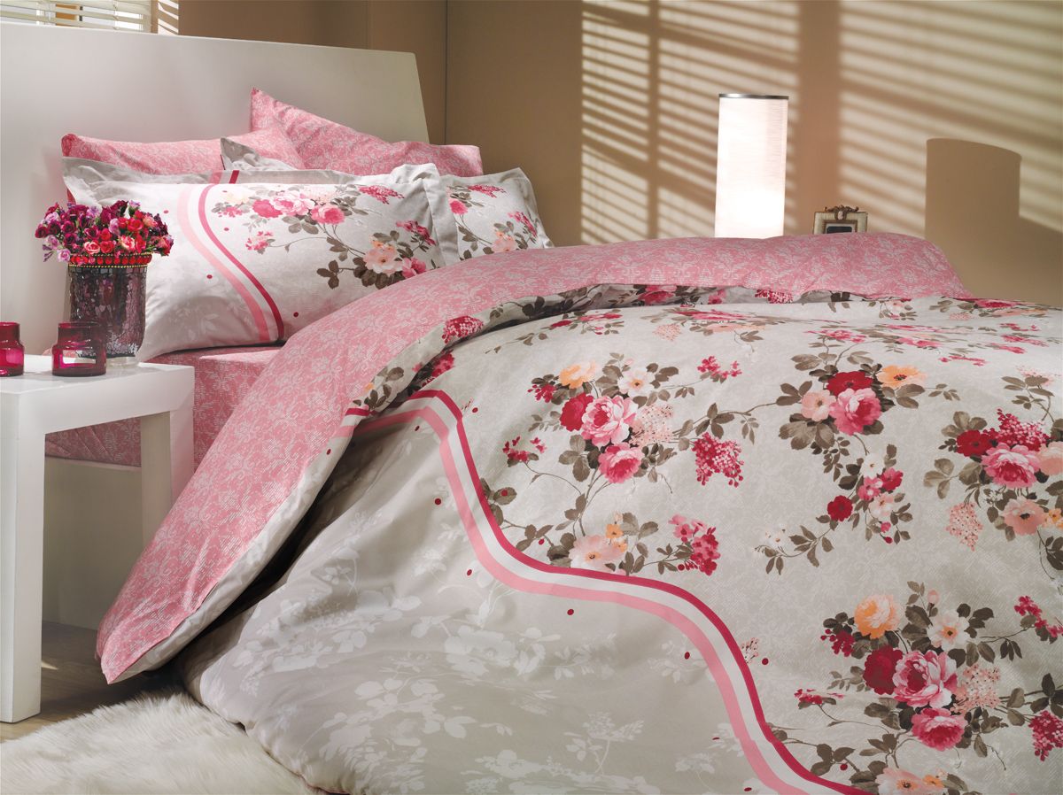 Комплект белья Hobby Home Collection Susana, 2-спальный, наволочки 50х70, 70х70, цвет: розовый1501000703 Комплект белья Hobby Home Collection Susana, 2-спальный, наволочки 50х70, 70х70, цвет: розовый1501000703Комплект постельного белья Hobby Home Collection изготовлен из высококачественного поплина. Поплин - это ткань, изготавливаемая традиционным полотняным плетением из 100% хлопка, но из нитей разного калибра, за счет чего полотно получается с легким рубчиковым рельефом. По многим характеристикам ткань похожа на бязь, но на ощупь гораздо приятнее — более гладкая и мягкая. Поплин обладает лучшими свойствами ткани для постельного белья. Он плотный и в то же время мягкий на ощупь, износостойкий, немнущийся, гигроскопичный и неприхотливый в уходе, а после стирки практически не нуждается в глажке. Поплин обладает множеством преимуществ: - белье из него плотное, прочное и износостойкое; - не выцветает и не сминается; - не линяет и не деформируется (при стирке до 40°С); - натуральный хлопок в составе обеспечивает абсолютную гигиеничность постельного белья; - поплин хорошо вентилируется и впитывает влагу, отводя ее излишки от тела. По легенде этот...
