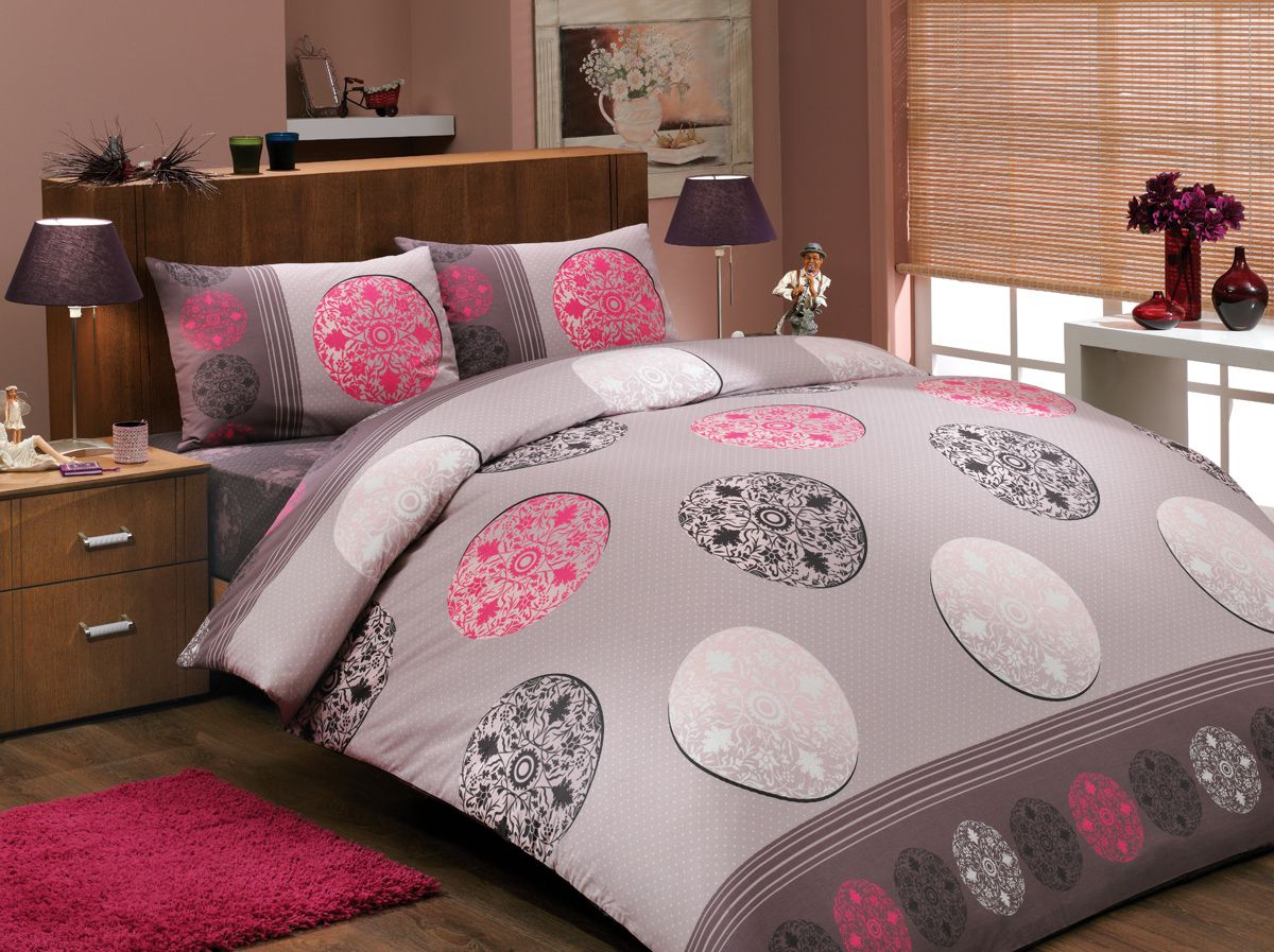 Комплект белья Hobby Home Collection Valentina , 2-спальный, наволочки 50х70, 70х70, цвет: розовый1501000706 Комплект белья Hobby Home Collection Valentina , 2-спальный, наволочки 50х70, 70х70, цвет: розовый1501000706Комплект постельного белья Hobby Home Collection изготовлен из высококачественного ранфорса (100% натурального хлопка). Ранфорс по своим техническим и тактильным свойствам значительно лучше бязи, практичнее льна и служит более недорогой альтернативой сатину. Ткань подстраивается под температуру воздуха: зимой на таком белье тепло, а летом прохладно. Белье легко стирается, обладает высокой гигроскопичностью и воздухопроницаемостью. Оно является достаточно прочным и стойким к деформациям, поэтому способно выдержать многочисленные циклы стирки. При этом на протяжении всего срока службы белье сохраняет мягкость и легкость. Стильный продукт с оригинальными дизайнами станет отличным выбором для людей, стремящихся всегда быть в центре внимания.