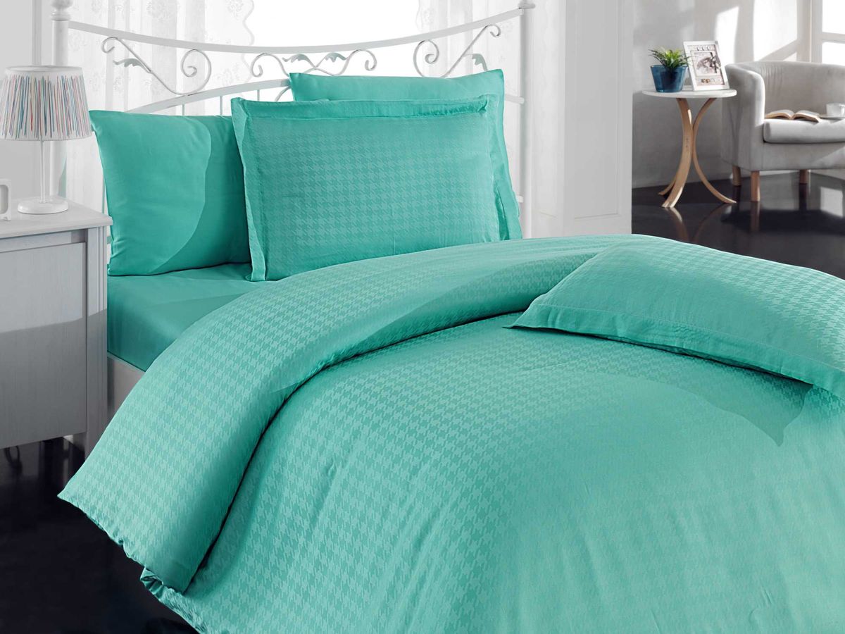 Комплект белья Hobby Home Collection Diamond Houndstooth, евро, наволочки 70x70, цвет: зеленый1501000801 Комплект белья Hobby Home Collection Diamond Houndstooth, евро, наволочки 70x70, цвет: зеленый1501000801Комплект белья Hobby Home Collection состоит из простыни, пододеяльника и 4 наволочек. Белье выполнено из бамбуковой пряжи - мягкого и легкого материала с приятным блеском. Хорошо пропускает влагу. По тонкости и белизне бамбук напоминает классическую вискозу, а также обладает высокой прочностью. К тому же в противовес другим натуральным тканям, он практически не меняется и не электризуется. Даже после пятидесяти стирок, ткань остается антибактериальной. Постельное белье из такой ткани идеально подходит для аллергиков и детей, поскольку не вызывает аллергии. Есть еще одно свойство бамбука - он полезен для кожи благодаря содержащимся в бамбуке аминокислотам.