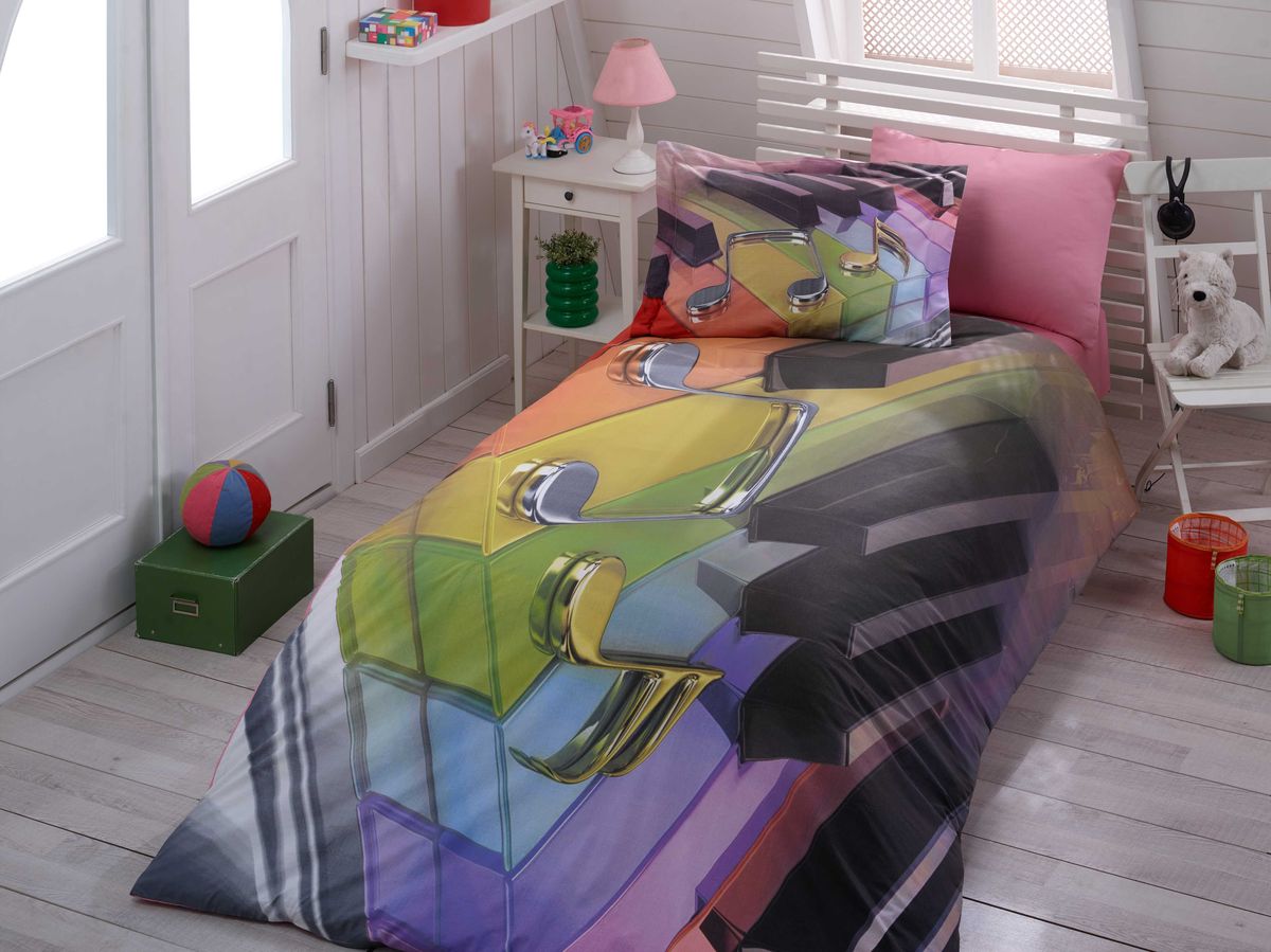 Комплект белья Hobby Home Collection Melody, 1,5-спальный, наволочки 50x70, 70x70, цвет: мульти1501000889 Комплект белья Hobby Home Collection Melody, 1,5-спальный, наволочки 50x70, 70x70, цвет: мульти1501000889Комплект постельного белья Hobby Home Collection изготовлен из высококачественного поплина. Поплин - это ткань, изготавливаемая традиционным полотняным плетением из 100% хлопка, но из нитей разного калибра, за счет чего полотно получается с легким рубчиковым рельефом. По многим характеристикам ткань похожа на бязь, но на ощупь гораздо приятнее — более гладкая и мягкая. Поплин обладает лучшими свойствами ткани для постельного белья. Он плотный и в то же время мягкий на ощупь, износостойкий, немнущийся, гигроскопичный и неприхотливый в уходе, а после стирки практически не нуждается в глажке. Поплин обладает множеством преимуществ: - белье из него плотное, прочное и износостойкое; - не выцветает и не сминается; - не линяет и не деформируется (при стирке до 40°С); - натуральный хлопок в составе обеспечивает абсолютную гигиеничность постельного белья; - поплин хорошо вентилируется и впитывает влагу, отводя ее излишки от тела. По легенде этот...