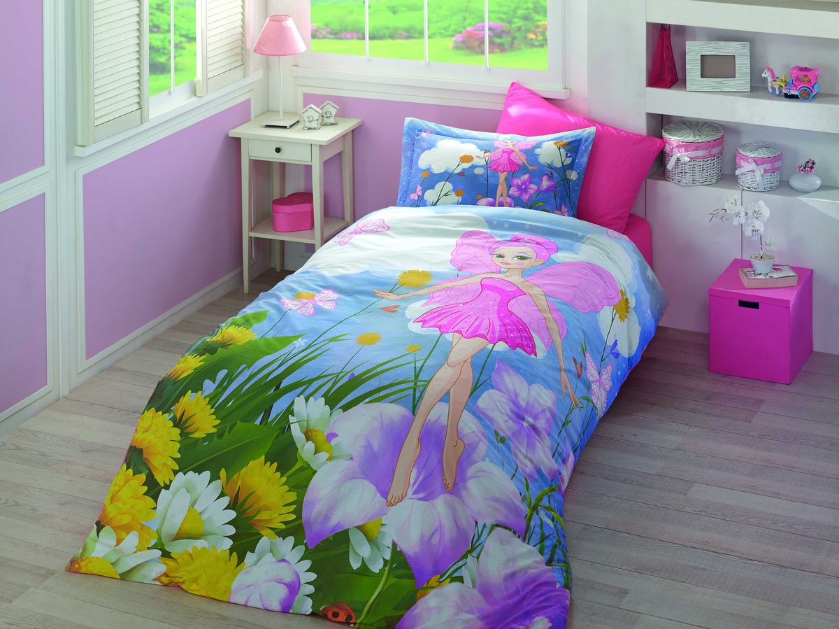 Комплект белья Hobby Home Collection Stella, 1,5-спальный, наволочка 50х70, цвет: мульти1501000892 Комплект белья Hobby Home Collection Stella, 1,5-спальный, наволочка 50х70, цвет: мульти1501000892Комплект постельного белья Hobby Home Collection изготовлен из высококачественного поплина. Поплин - это ткань, изготавливаемая традиционным полотняным плетением из 100% хлопка, но из нитей разного калибра, за счет чего полотно получается с легким рубчиковым рельефом. По многим характеристикам ткань похожа на бязь, но на ощупь гораздо приятнее — более гладкая и мягкая. Поплин обладает лучшими свойствами ткани для постельного белья. Он плотный и в то же время мягкий на ощупь, износостойкий, немнущийся, гигроскопичный и неприхотливый в уходе, а после стирки практически не нуждается в глажке. Поплин обладает множеством преимуществ: - белье из него плотное, прочное и износостойкое; - не выцветает и не сминается; - не линяет и не деформируется (при стирке до 40°С); - натуральный хлопок в составе обеспечивает абсолютную гигиеничность постельного белья; - поплин хорошо вентилируется и впитывает влагу, отводя ее излишки от тела. По легенде этот...