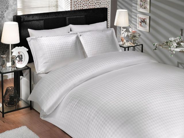 Комплект белья Hobby Home Collection Diamond Houndstooth, евро, наволочки 70x70, цвет: белый1501000917 Комплект белья Hobby Home Collection Diamond Houndstooth, евро, наволочки 70x70, цвет: белый1501000917Комплект белья Hobby Home Collection состоит из простыни, пододеяльника и 4 наволочек. Белье выполнено из бамбуковой пряжи - мягкого и легкого материала с приятным блеском. Хорошо пропускает влагу. По тонкости и белизне бамбук напоминает классическую вискозу, а также обладает высокой прочностью. К тому же в противовес другим натуральным тканям, он практически не меняется и не электризуется. Даже после пятидесяти стирок, ткань остается антибактериальной. Постельное белье из такой ткани идеально подходит для аллергиков и детей, поскольку не вызывает аллергии. Есть еще одно свойство бамбука - он полезен для кожи благодаря содержащимся в бамбуке аминокислотам.