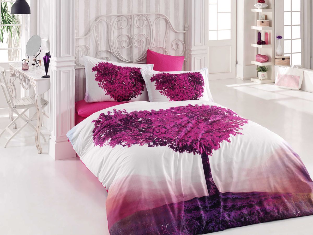 Комплект белья Hobby Home Collection Paradise, евро, наволочки 50x70, 70x70, цвет: мульти1501000934 Комплект белья Hobby Home Collection Paradise, евро, наволочки 50x70, 70x70, цвет: мульти1501000934Комплект постельного белья Hobby Home Collection изготовлен из высококачественного поплина. Поплин - это ткань, изготавливаемая традиционным полотняным плетением из 100% хлопка, но из нитей разного калибра, за счет чего полотно получается с легким рубчиковым рельефом. По многим характеристикам ткань похожа на бязь, но на ощупь гораздо приятнее — более гладкая и мягкая. Поплин обладает лучшими свойствами ткани для постельного белья. Он плотный и в то же время мягкий на ощупь, износостойкий, немнущийся, гигроскопичный и неприхотливый в уходе, а после стирки практически не нуждается в глажке. Поплин обладает множеством преимуществ: - белье из него плотное, прочное и износостойкое; - не выцветает и не сминается; - не линяет и не деформируется (при стирке до 40°С); - натуральный хлопок в составе обеспечивает абсолютную гигиеничность постельного белья; - поплин хорошо вентилируется и впитывает влагу, отводя ее излишки от тела. По легенде этот...