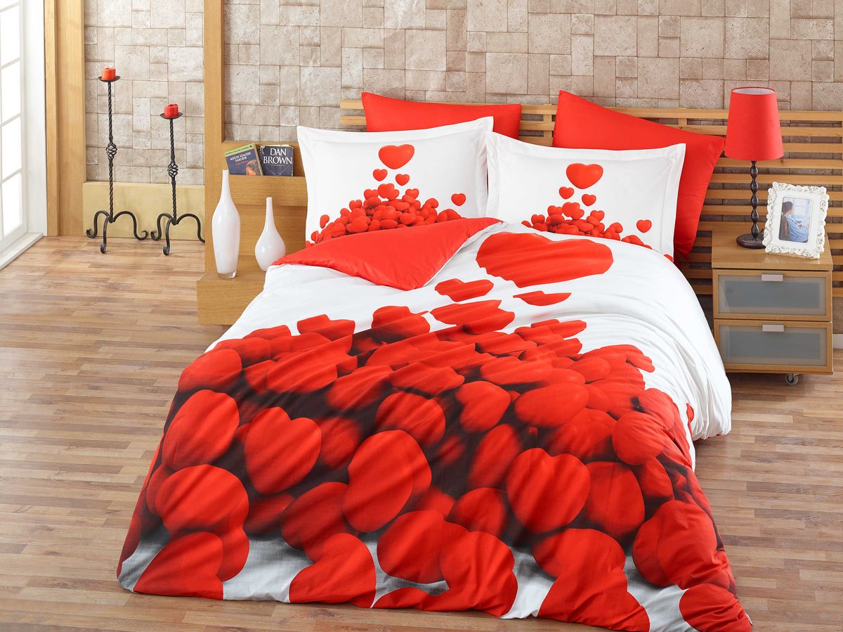 Комплект белья Hobby Home Collection Romantic, евро, наволочки 50x70, 70x70, цвет: мульти1501000935 Комплект белья Hobby Home Collection Romantic, евро, наволочки 50x70, 70x70, цвет: мульти1501000935Комплект постельного белья Hobby Home Collection изготовлен из высококачественного поплина. Поплин - это ткань, изготавливаемая традиционным полотняным плетением из 100% хлопка, но из нитей разного калибра, за счет чего полотно получается с легким рубчиковым рельефом. По многим характеристикам ткань похожа на бязь, но на ощупь гораздо приятнее — более гладкая и мягкая. Поплин обладает лучшими свойствами ткани для постельного белья. Он плотный и в то же время мягкий на ощупь, износостойкий, немнущийся, гигроскопичный и неприхотливый в уходе, а после стирки практически не нуждается в глажке. Поплин обладает множеством преимуществ: - белье из него плотное, прочное и износостойкое; - не выцветает и не сминается; - не линяет и не деформируется (при стирке до 40°С); - натуральный хлопок в составе обеспечивает абсолютную гигиеничность постельного белья; - поплин хорошо вентилируется и впитывает влагу, отводя ее излишки от тела. По легенде этот...