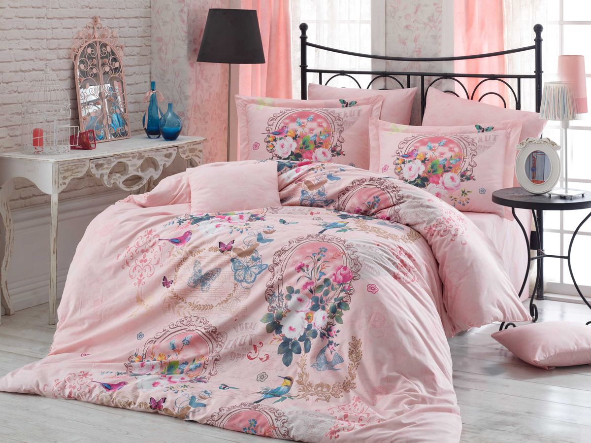 Комплект белья Hobby Home Collection Serefina, евро, наволочки 50x70, 70x70, цвет: персиковый1501000937 Комплект белья Hobby Home Collection Serefina, евро, наволочки 50x70, 70x70, цвет: персиковый1501000937Комплект постельного белья Hobby Home Collection изготовлен из высококачественного поплина. Поплин - это ткань, изготавливаемая традиционным полотняным плетением из 100% хлопка, но из нитей разного калибра, за счет чего полотно получается с легким рубчиковым рельефом. По многим характеристикам ткань похожа на бязь, но на ощупь гораздо приятнее — более гладкая и мягкая. Поплин обладает лучшими свойствами ткани для постельного белья. Он плотный и в то же время мягкий на ощупь, износостойкий, немнущийся, гигроскопичный и неприхотливый в уходе, а после стирки практически не нуждается в глажке. Поплин обладает множеством преимуществ: - белье из него плотное, прочное и износостойкое; - не выцветает и не сминается; - не линяет и не деформируется (при стирке до 40°С); - натуральный хлопок в составе обеспечивает абсолютную гигиеничность постельного белья; - поплин хорошо вентилируется и впитывает влагу, отводя ее излишки от тела. По легенде этот...