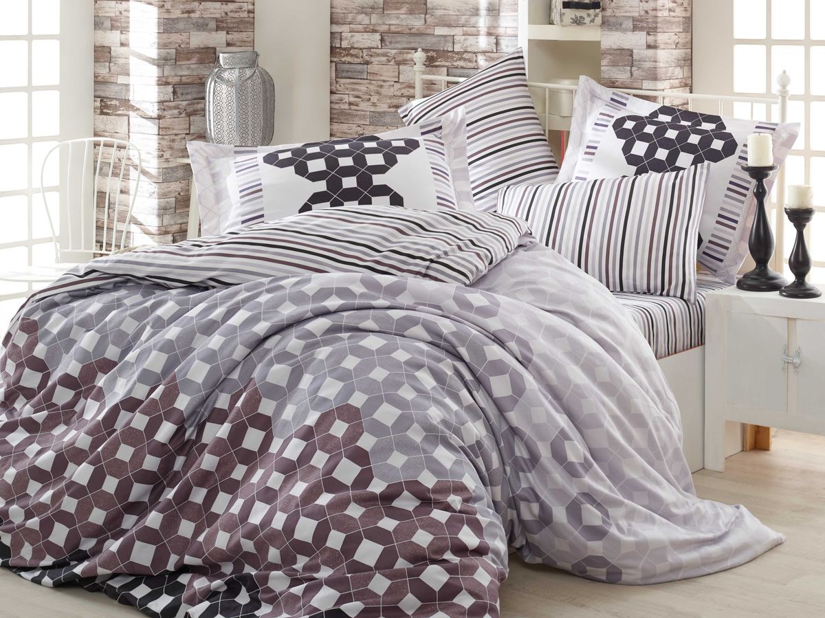Комплект белья Hobby Home Collection Marsella, евро, наволочки 50x70, 70x70, цвет: черный1501000945 Комплект белья Hobby Home Collection Marsella, евро, наволочки 50x70, 70x70, цвет: черный1501000945Комплект постельного белья Hobby Home Collection изготовлен из высококачественного сатина (100% натурального хлопка путем сложного переплетения нескольких видов нитей). Ткань отличается хорошей способностью пропускать воздух и прекрасно впитывать влагу, благодаря чему подойдет людям, которые не переносят синтетическую ткань и прочие материалы, смешанные с синтетикой. Белье практически не мнется. Достоинства сатина: - он невероятно приятен на ощупь — гладкий, мягкий, нежный и необычайно плотный; - внешне, своим легким блеском, он напоминает дорогостоящий шелк, но по цене значительно ниже; - несмотря на мягкость, сатин прочен и долговечен благодаря особому переплетению нитей (по долговечности сатину нет равных); - ткань из натуральных хлопковых нитей обеспечивает абсолютную гигиеничность и гипоаллергенность; - применение современных технологий при нанесении принта гарантирует высокую цветоустойчивость и возможность создавать разнообразный дизайн....