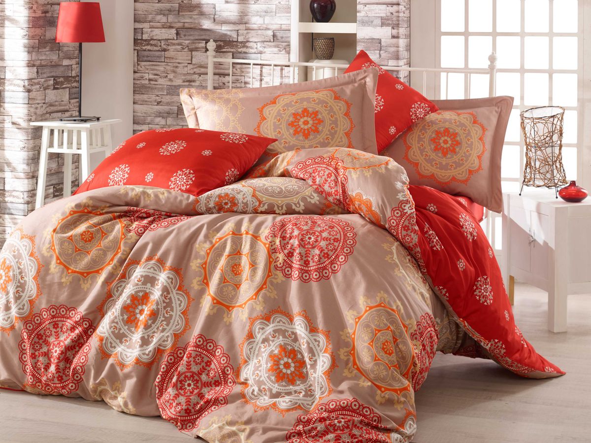 Комплект белья Hobby Home Collection Ottoman, евро, наволочки 50x70, 70x70, цвет: золото1501000950 Комплект белья Hobby Home Collection Ottoman, евро, наволочки 50x70, 70x70, цвет: золото1501000950Комплект постельного белья Hobby Home Collection изготовлен из высококачественного сатина (100% натурального хлопка путем сложного переплетения нескольких видов нитей). Ткань отличается хорошей способностью пропускать воздух и прекрасно впитывать влагу, благодаря чему подойдет людям, которые не переносят синтетическую ткань и прочие материалы, смешанные с синтетикой. Белье практически не мнется. Достоинства сатина: - он невероятно приятен на ощупь — гладкий, мягкий, нежный и необычайно плотный; - внешне, своим легким блеском, он напоминает дорогостоящий шелк, но по цене значительно ниже; - несмотря на мягкость, сатин прочен и долговечен благодаря особому переплетению нитей (по долговечности сатину нет равных); - ткань из натуральных хлопковых нитей обеспечивает абсолютную гигиеничность и гипоаллергенность; - применение современных технологий при нанесении принта гарантирует высокую цветоустойчивость и возможность создавать разнообразный дизайн....