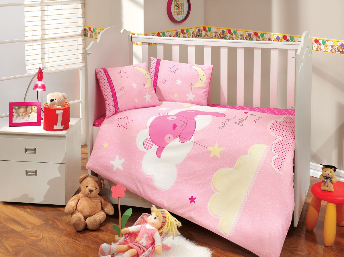 Комплект белья Hobby Home Collection Sleeper, детский, наволочки 35x45, цвет: розовый1501000951 Комплект белья Hobby Home Collection Sleeper, детский, наволочки 35x45, цвет: розовый1501000951Пододеяльник 1шт - 100x150 см. Простыня 1 шт - 100x150 см. Наволочка 2 шт - 35x45 см. Наволочка 1 шт - 40х60 см. По легенде этот материал впервые произвели во французской резиденции Папы Римского, городе Авиньон. За это ткань назвали поплином, что означает папский. По своим характеристикам она напоминает бязь, однако, на ощупь гораздо более мягкая и гладкая. Прекрасные потребительские качества обеспечили поплину популярность у розничного покупателя: ткань не выцветает и не мнется, ее можно не гладить вообще; не линяет и не деформируется при стирке до сорока градусов; на сто процентов состоит из натуральных хлопковых волокон;