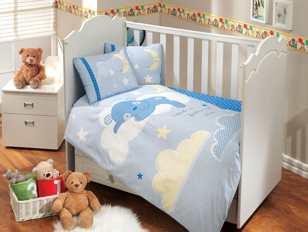Комплект белья Hobby Home Collection Sleeper, детский, наволочки 35x45, цвет: синий1501000952 Комплект белья Hobby Home Collection Sleeper, детский, наволочки 35x45, цвет: синий1501000952Пододеяльник 1шт - 100x150 см. Простыня 1 шт - 100x150 см. Наволочка 2 шт - 35x45 см. Наволочка 1 шт - 40х60 см. По легенде этот материал впервые произвели во французской резиденции Папы Римского, городе Авиньон. За это ткань назвали поплином, что означает папский. По своим характеристикам она напоминает бязь, однако, на ощупь гораздо более мягкая и гладкая. Прекрасные потребительские качества обеспечили поплину популярность у розничного покупателя: ткань не выцветает и не мнется, ее можно не гладить вообще; не линяет и не деформируется при стирке до сорока градусов; на сто процентов состоит из натуральных хлопковых волокон;