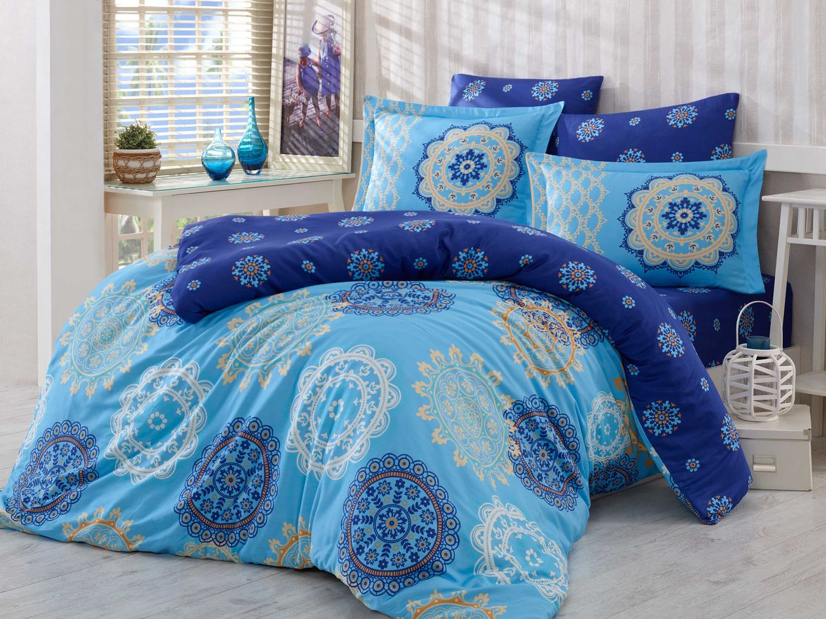 Комплект белья Hobby Home Collection Ottoman, семейный, наволочки 50x70, 70x70, цвет: голубой1501000998 Комплект белья Hobby Home Collection Ottoman, семейный, наволочки 50x70, 70x70, цвет: голубой1501000998Комплект постельного белья Hobby Home Collection изготовлен из высококачественного сатина (100% натурального хлопка путем сложного переплетения нескольких видов нитей). Ткань отличается хорошей способностью пропускать воздух и прекрасно впитывать влагу, благодаря чему подойдет людям, которые не переносят синтетическую ткань и прочие материалы, смешанные с синтетикой. Белье практически не мнется. Достоинства сатина: - он невероятно приятен на ощупь — гладкий, мягкий, нежный и необычайно плотный; - внешне, своим легким блеском, он напоминает дорогостоящий шелк, но по цене значительно ниже; - несмотря на мягкость, сатин прочен и долговечен благодаря особому переплетению нитей (по долговечности сатину нет равных); - ткань из натуральных хлопковых нитей обеспечивает абсолютную гигиеничность и гипоаллергенность; - применение современных технологий при нанесении принта гарантирует высокую цветоустойчивость и возможность создавать разнообразный дизайн....